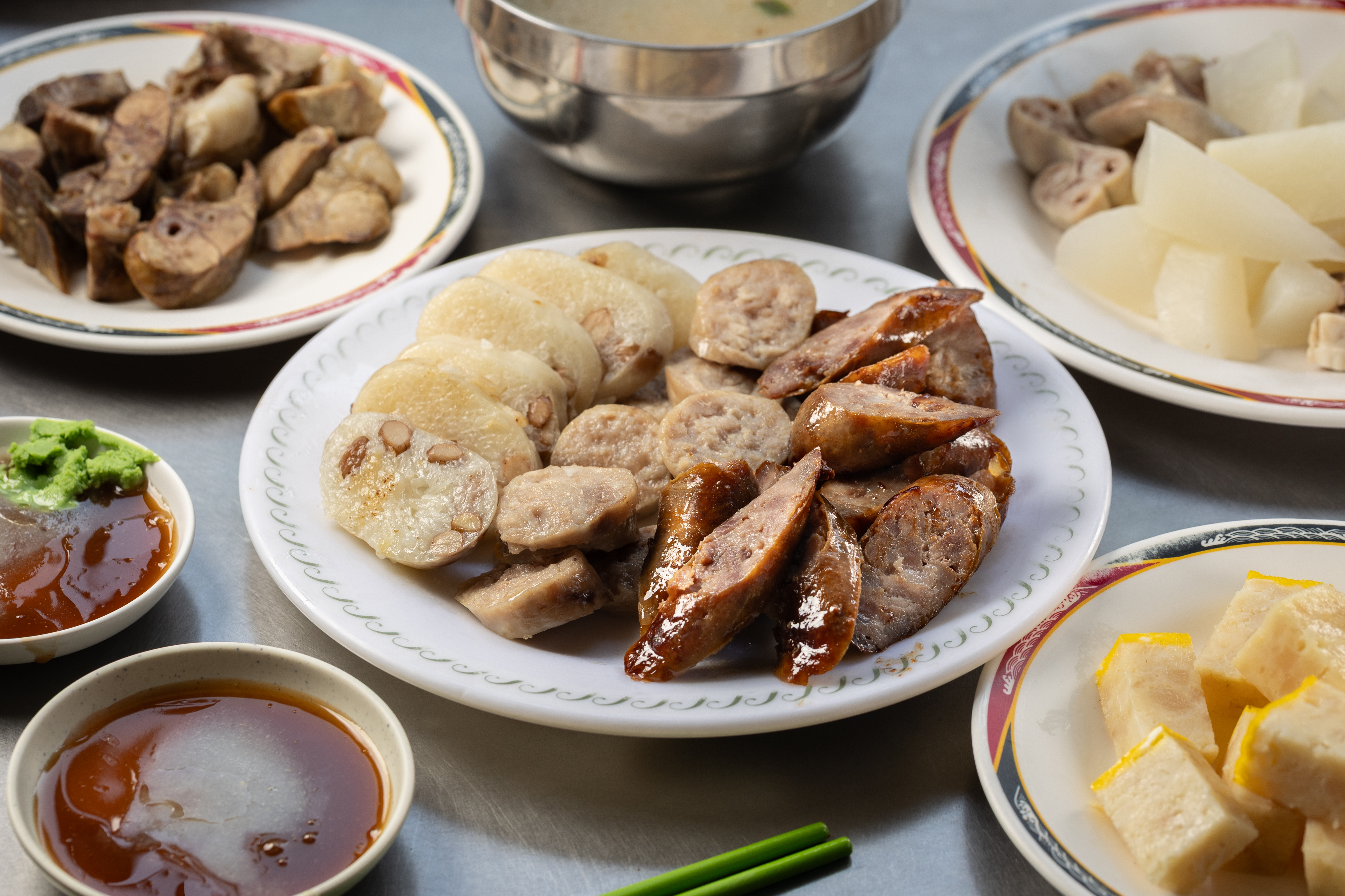 香腸熟肉是府成獨特的飲食文化，「清子香腸熟肉」是在地人三代共同的飲食記憶。