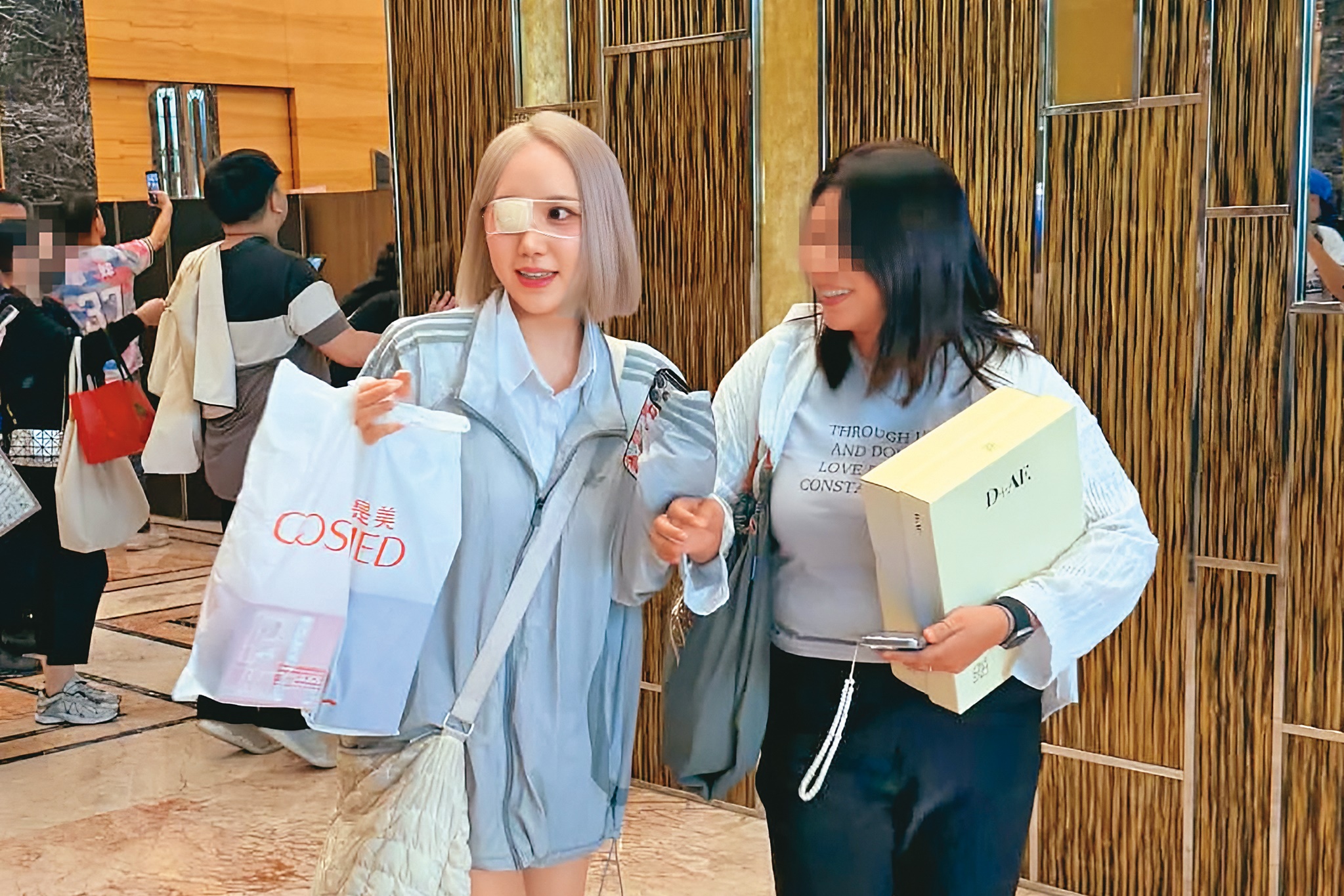 3/25，16：40，朴星垠（左）正式加盟Fubon Angels，記者會後工作人員陪同她離開。