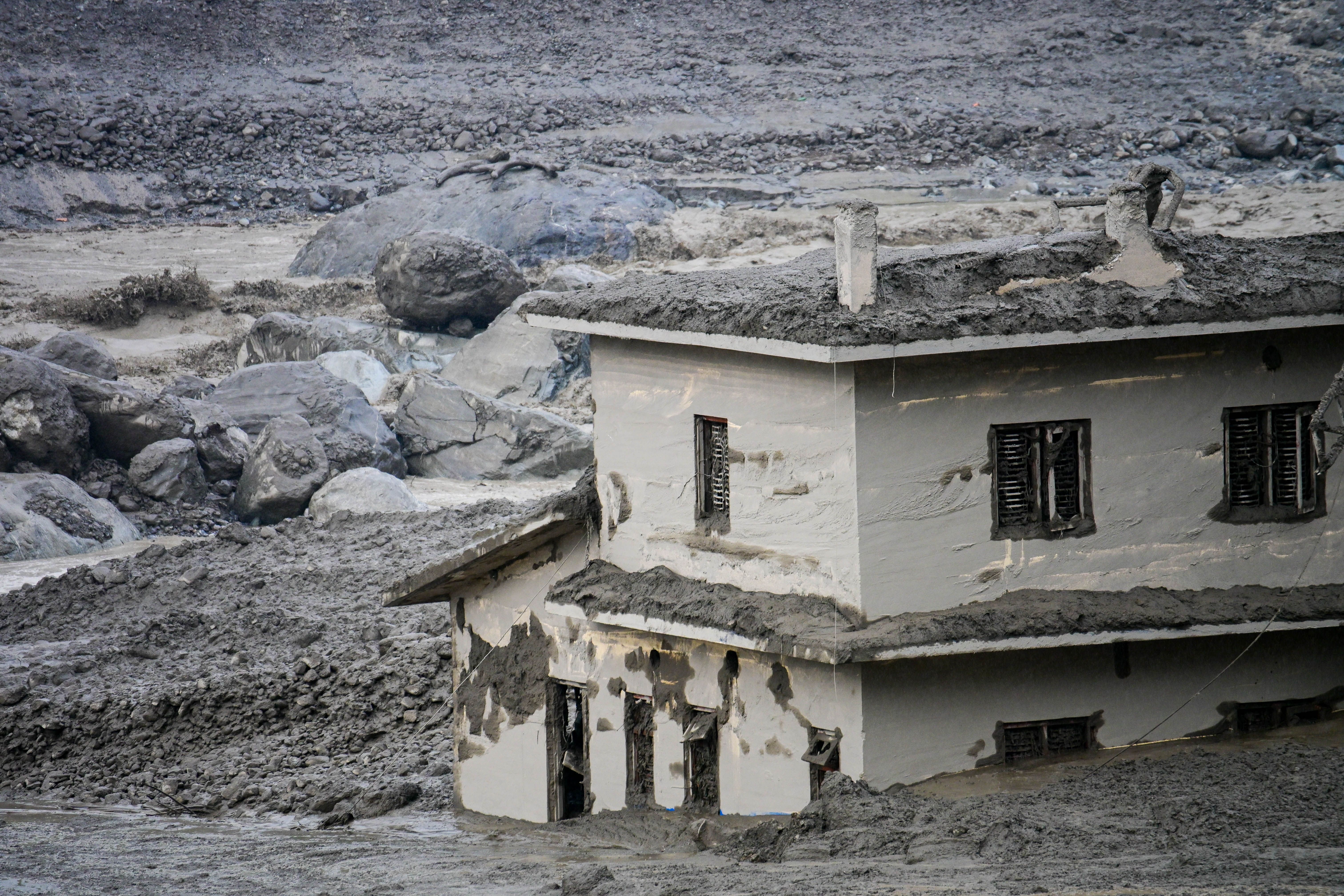 中國西藏自治區與尼泊爾邊境地帶26日爆發毀滅性大規模土石流。(東方IC)
