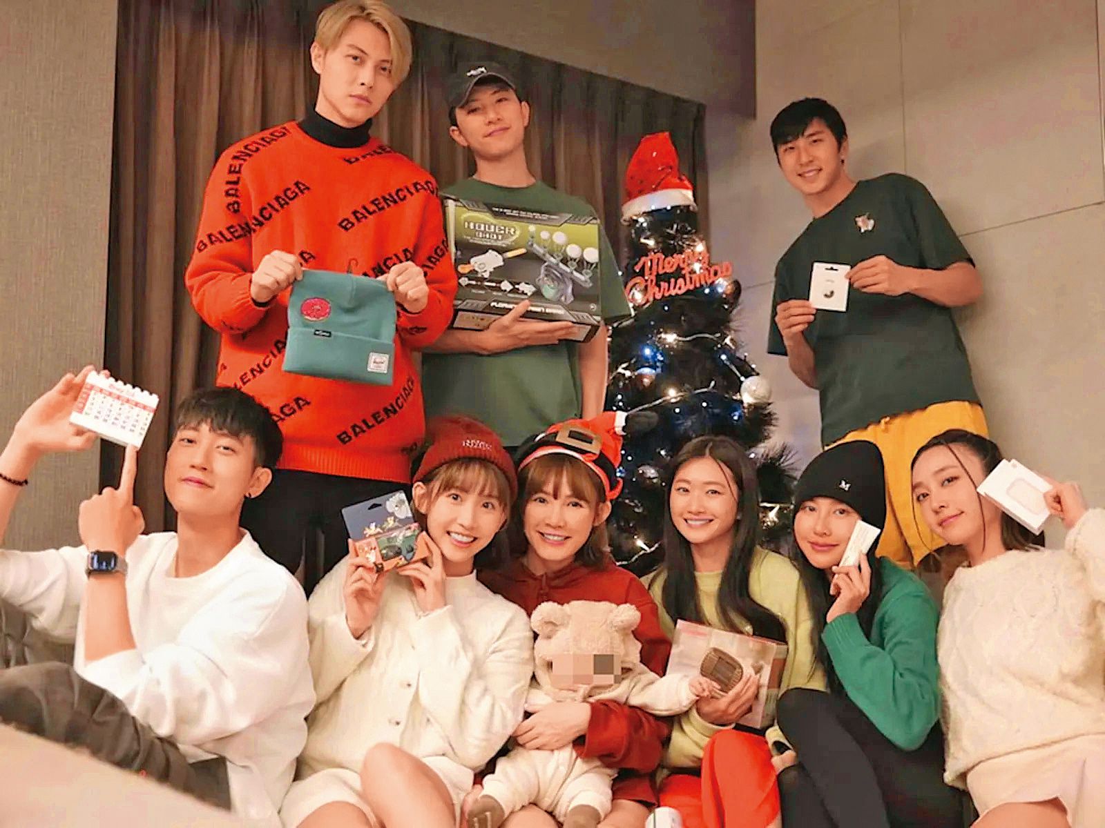 范姜彥豐（前左一）和王子（後左一）曾是好兄弟，想不到玩在一起還玩到兄弟的老婆，耶誕交換禮物，王子送的綠帽顯得很諷刺。（翻攝自粿粿IG）