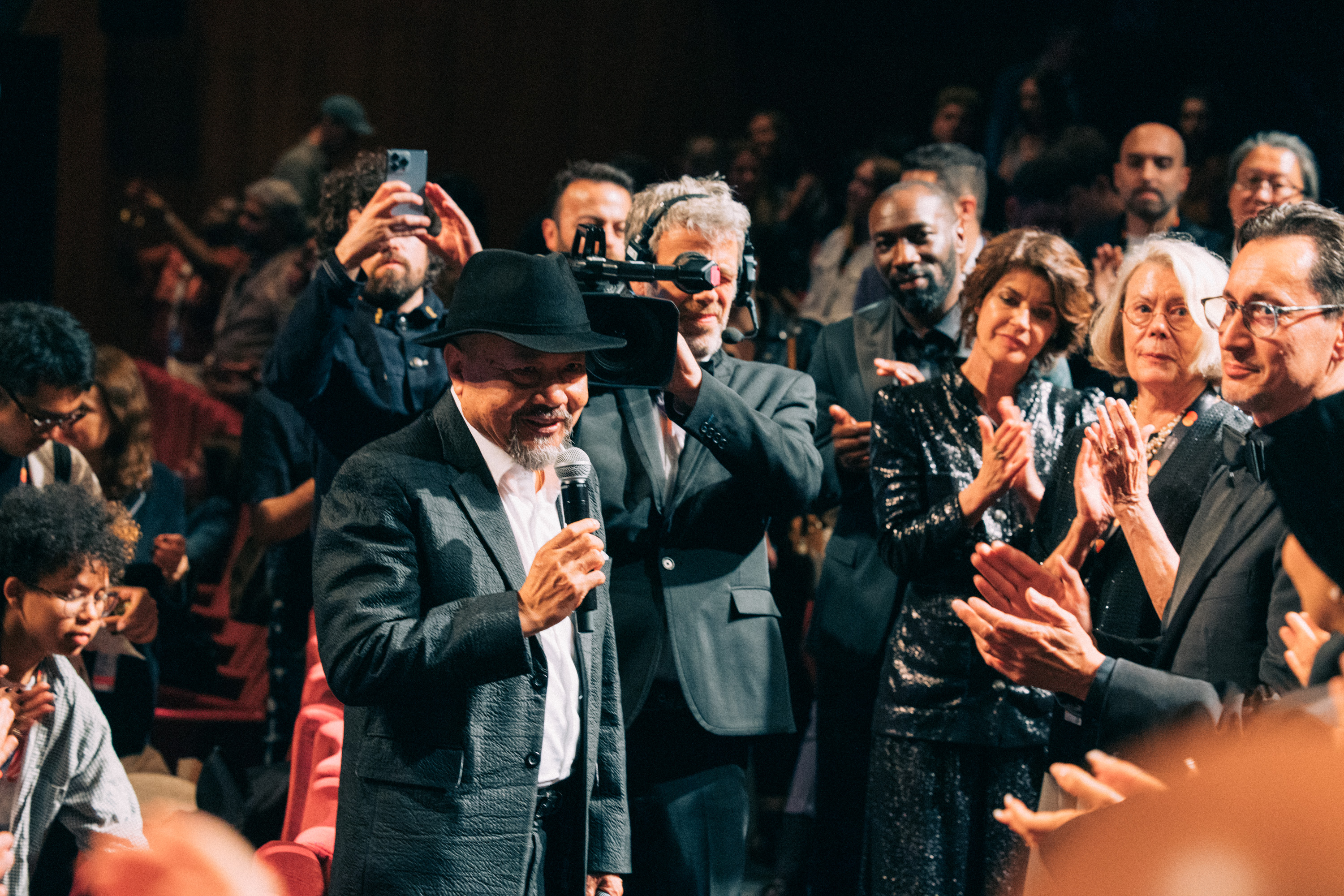 導演潘禮德（中）在《約見波布》坎城首映獲得全場起立致敬。（Cdp & Anupheap Production提供）