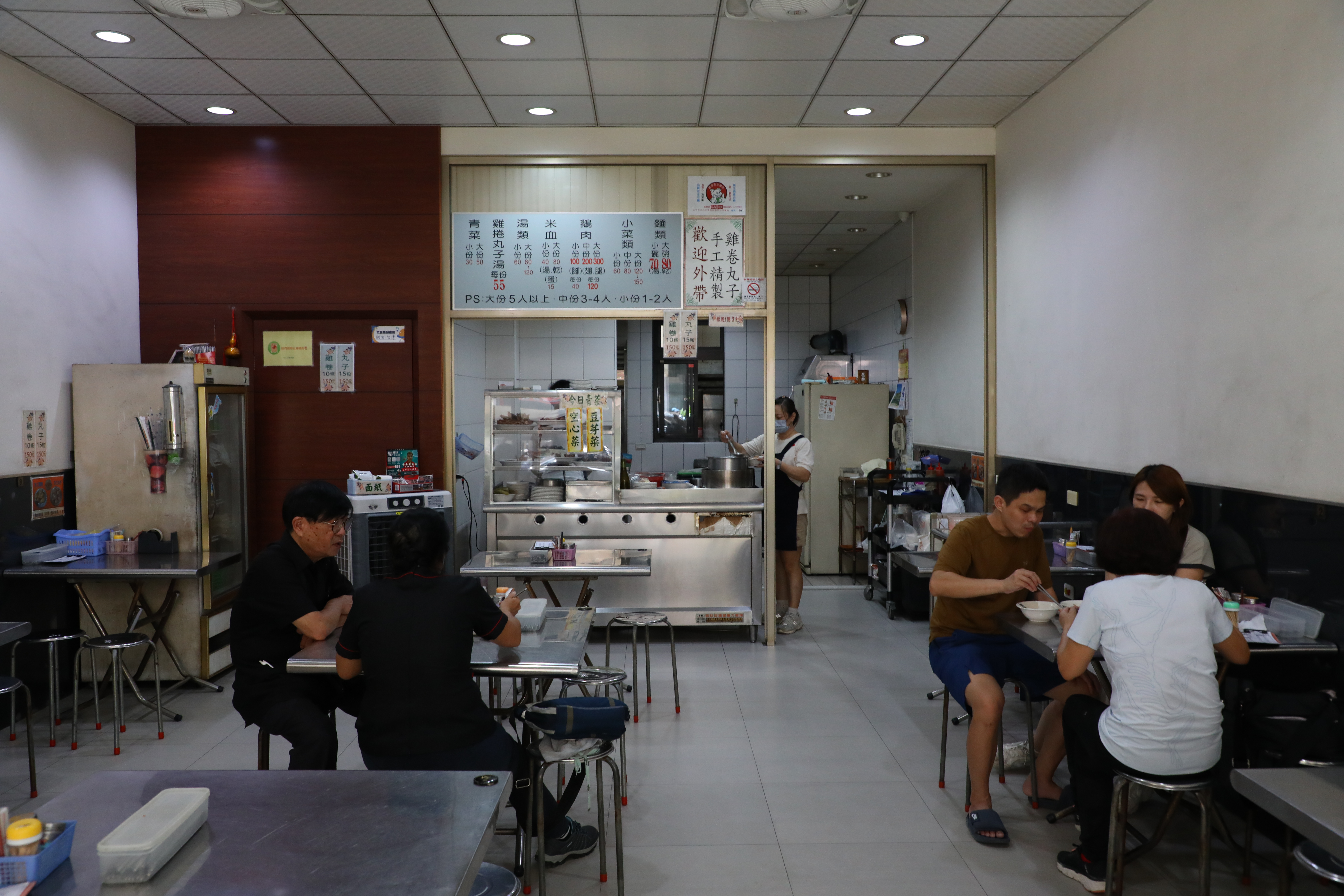 用餐環境維持整潔，沒有油膩感。