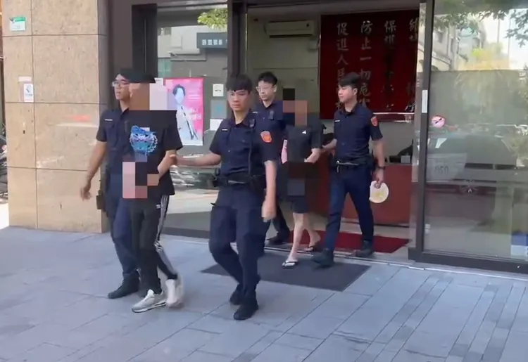 正義男當場阻止路人在巷口隨地尿尿，不料對方惱羞成怒，烙友人持刀攻擊。（翻攝畫面）