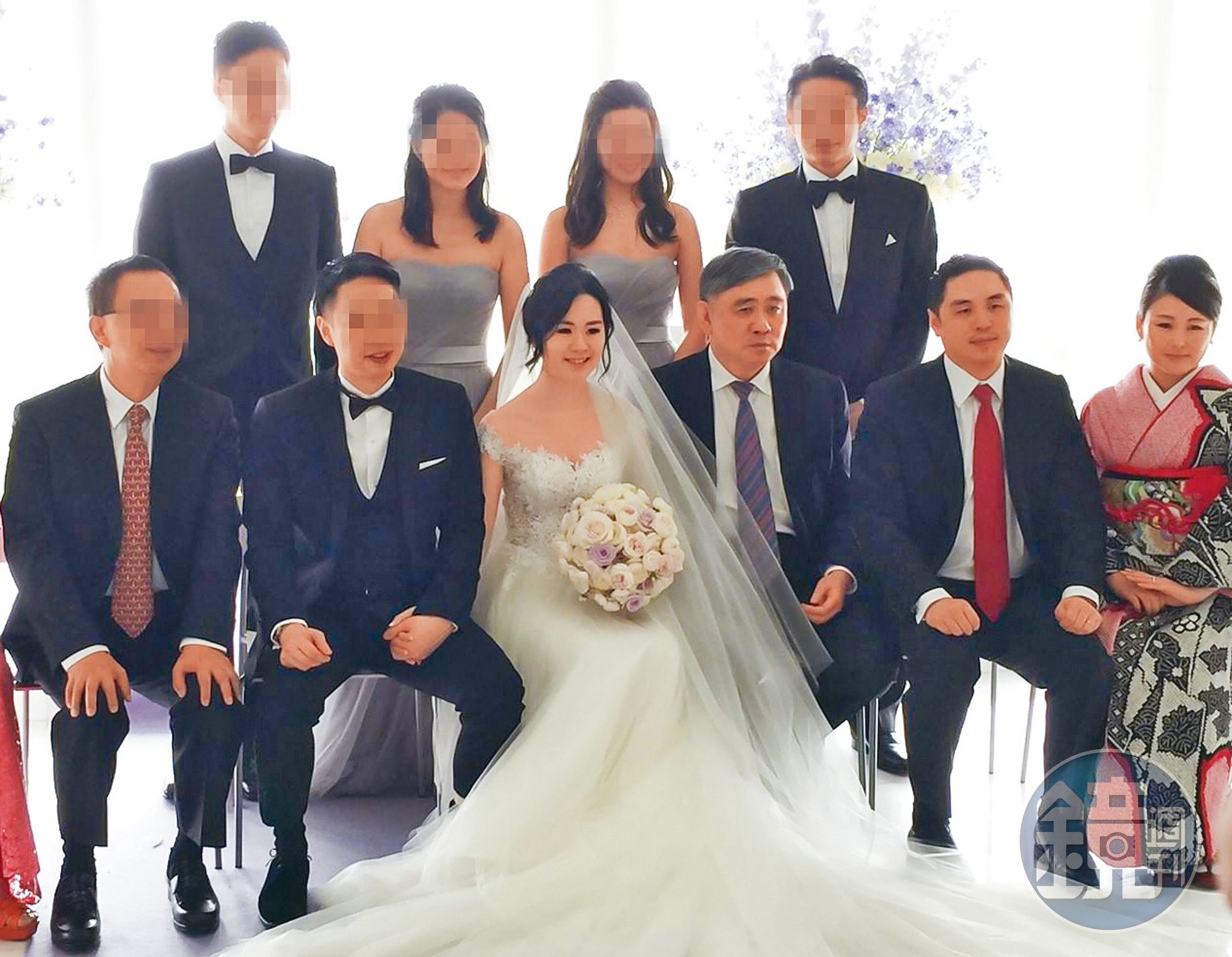 2018年王文洋女兒王思涵(前排右四)與前夫黃建維(前排左二)結婚,由王文洋(前排右三)主婚;兒子王泉仁(前排右二)與麻衣(前排右一)後續也以離婚收場。(讀者提供)