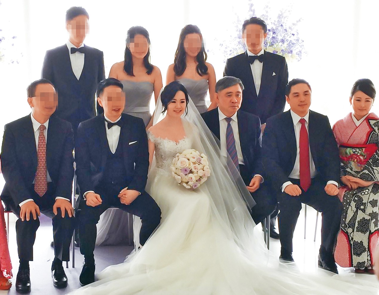 2018年王文洋女兒王思涵（前排右四）與前夫黃建維（前排左二）結婚，由王文洋（前排右三）主婚；兒子王泉仁（前排右二）與麻衣（前排右一）後續也以離婚收場。（讀者提供）