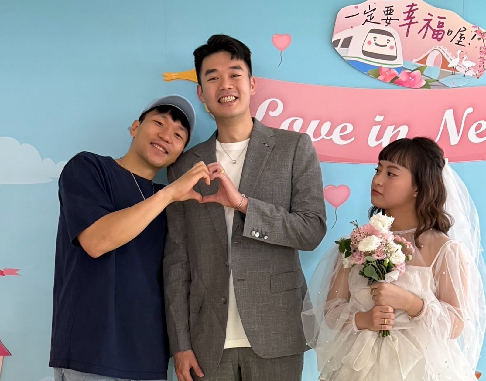 李洋見證王齊麟登記結婚,2人合體比愛心,女主角「十元」被晾在一旁。(翻攝自李洋/Lee Yang臉書)