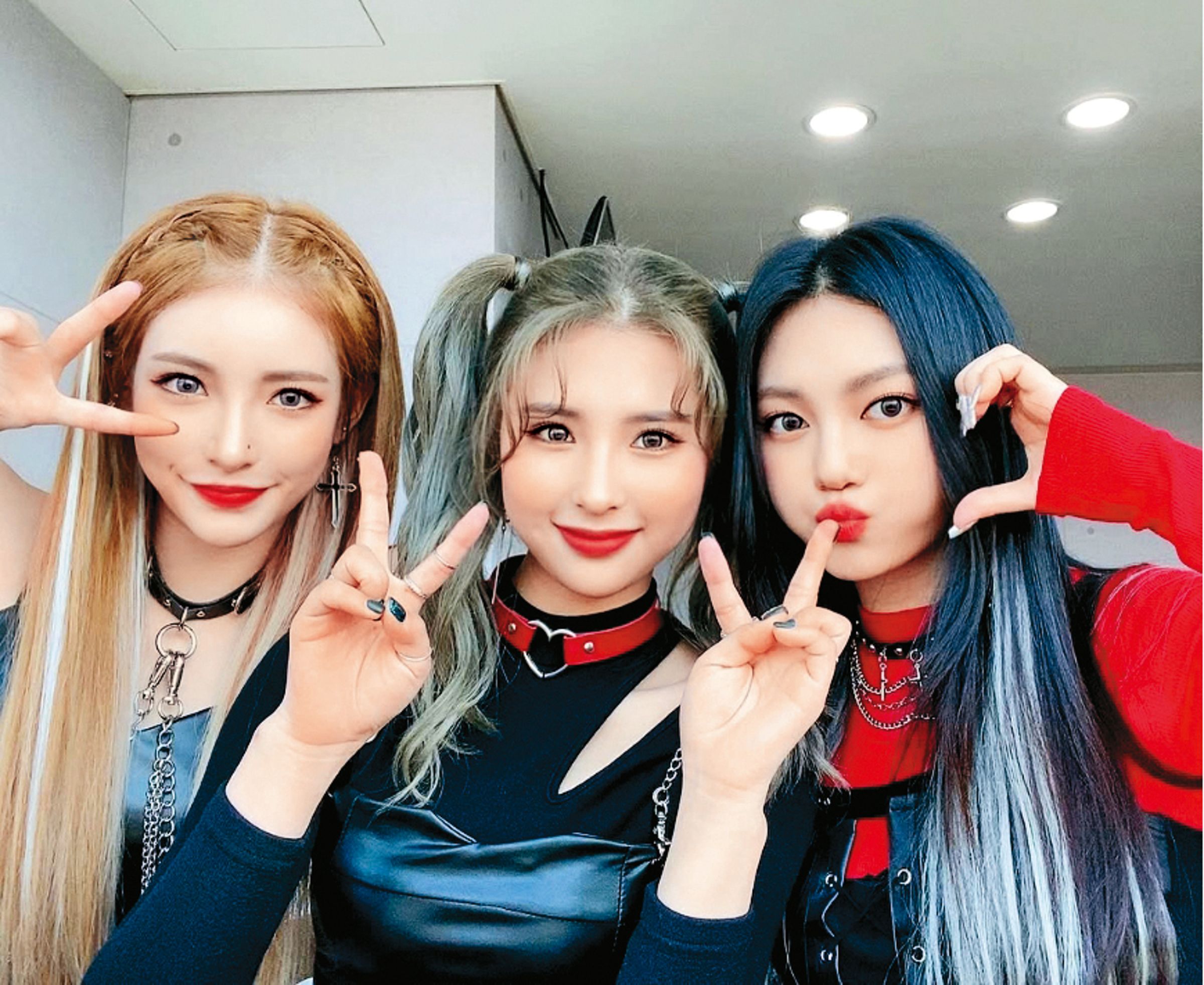 全恩菲(中)以女團出道,但當了1年歌手,該女團就解散。(翻攝自official_ans_IG)