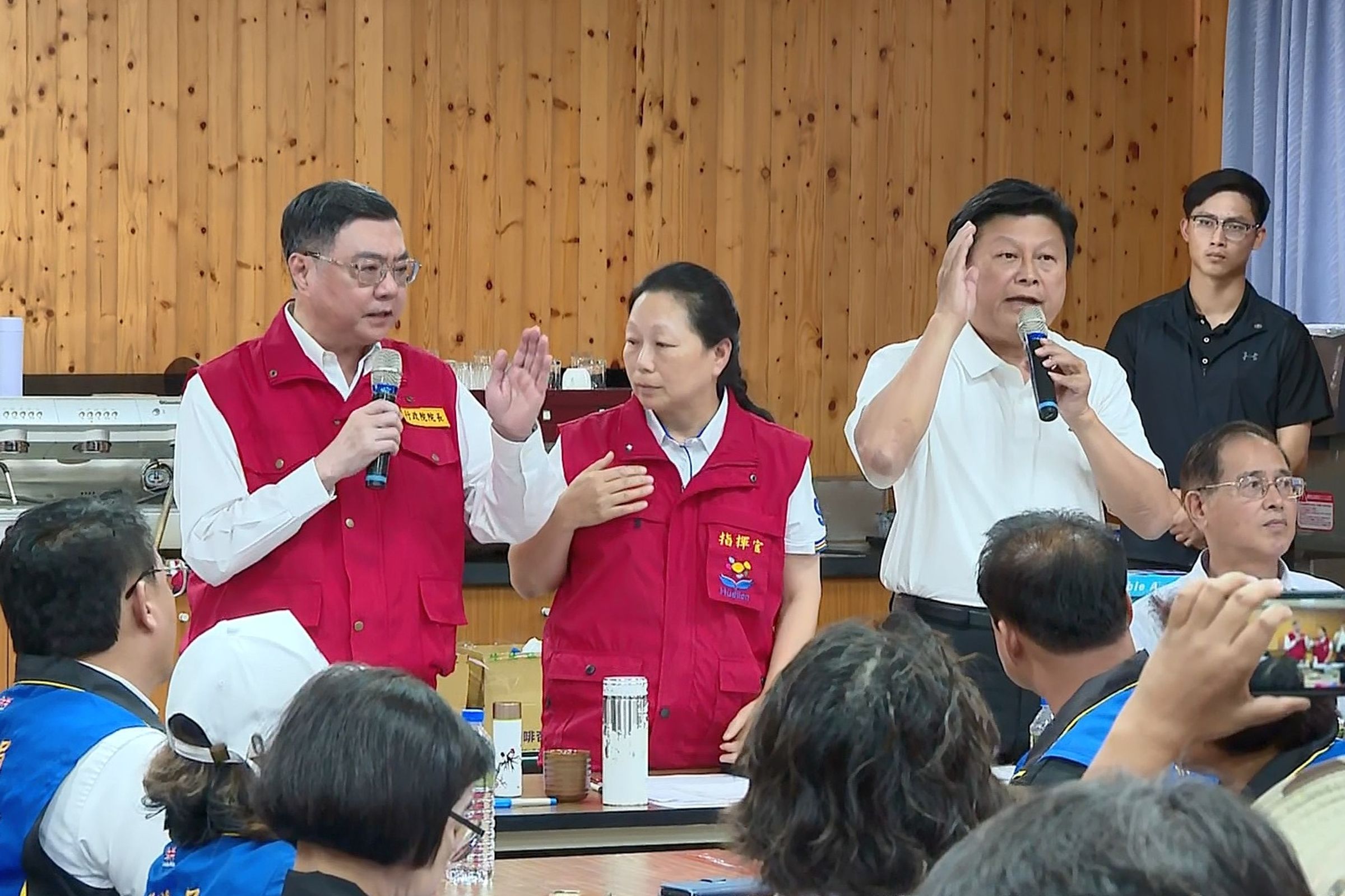 民進黨立委王世堅批評,花蓮縣長徐榛蔚與立委傅崐萁「責無旁貸」,地方政府必須承擔主要責任,不應將問題全推給中央政府。(鏡新聞提供)