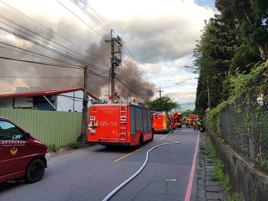 新北市新店區安業街一處鐵皮烤漆工廠今日傍晚發生火警,工廠不斷冒出濃煙。(消防局提供)