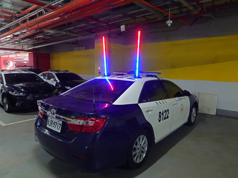 台中警方添購「活動式車頂LED警示燈」，增加夜間能見度，避免二次車禍，未來台中街頭將可見「天線寶寶警車」。（警方提供）