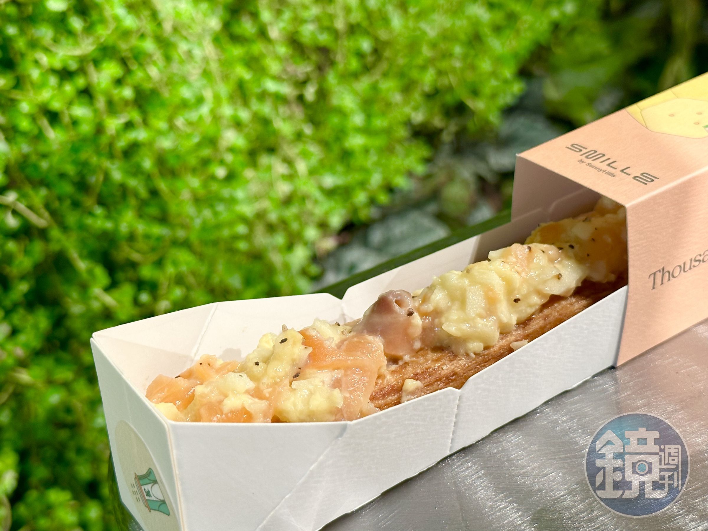 「燻鮭魚百香果蜜樂酥」鹹香中有百香果的酸爽。(200元/條)