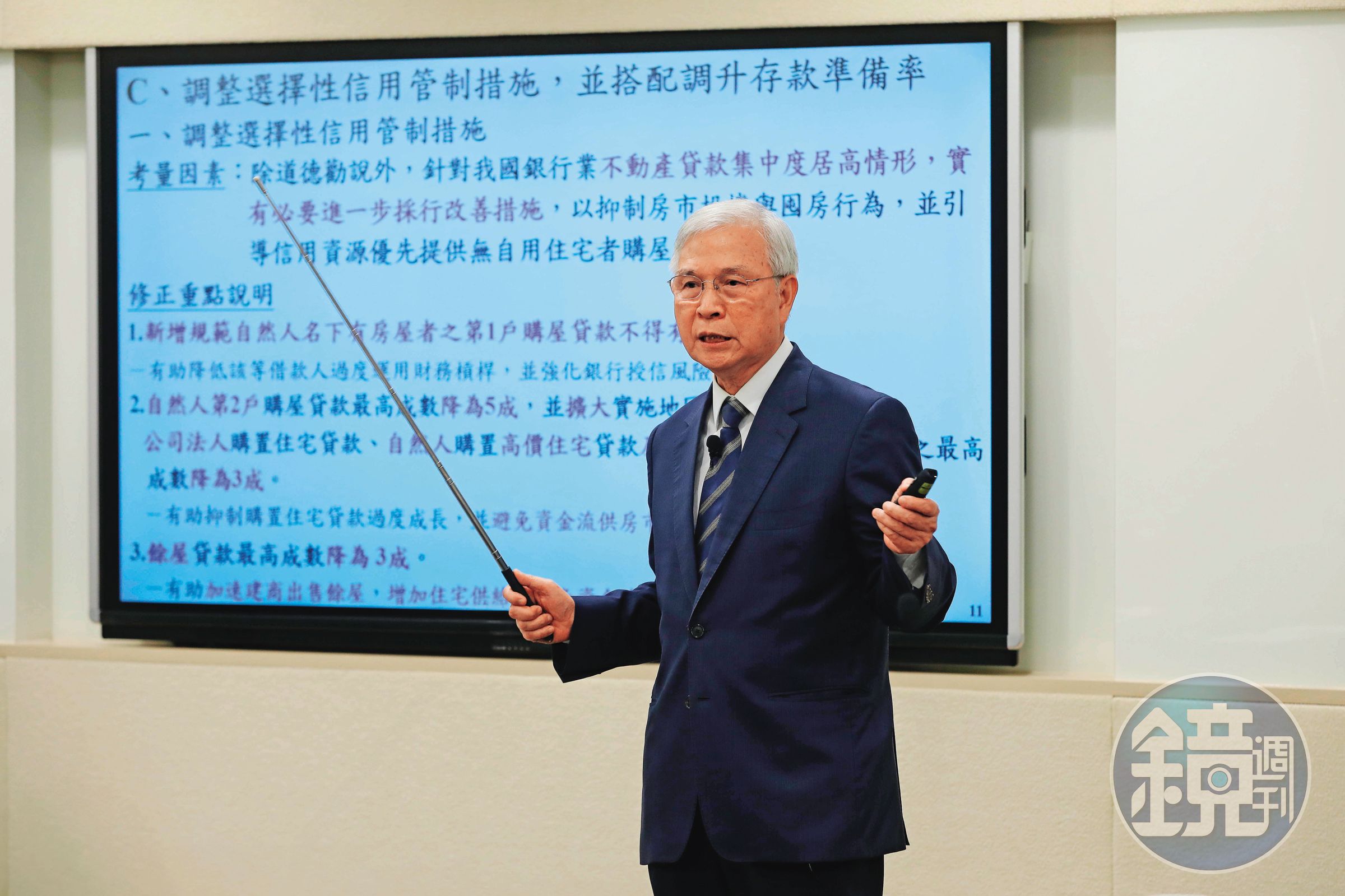 央行總裁楊金龍9月份祭出第7波信用管制措施,全台預售屋成交量較高點大減7成。