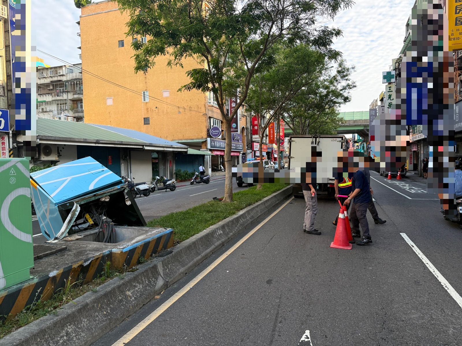 有片/貨車猛撞「變電箱直接噴飛」驚悚畫面曝 191衰被波及停電中
