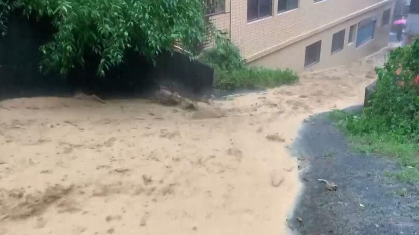 鳳凰颱風逼近!大豪雨宜蘭開炸 南方澳土石流傾瀉馬路