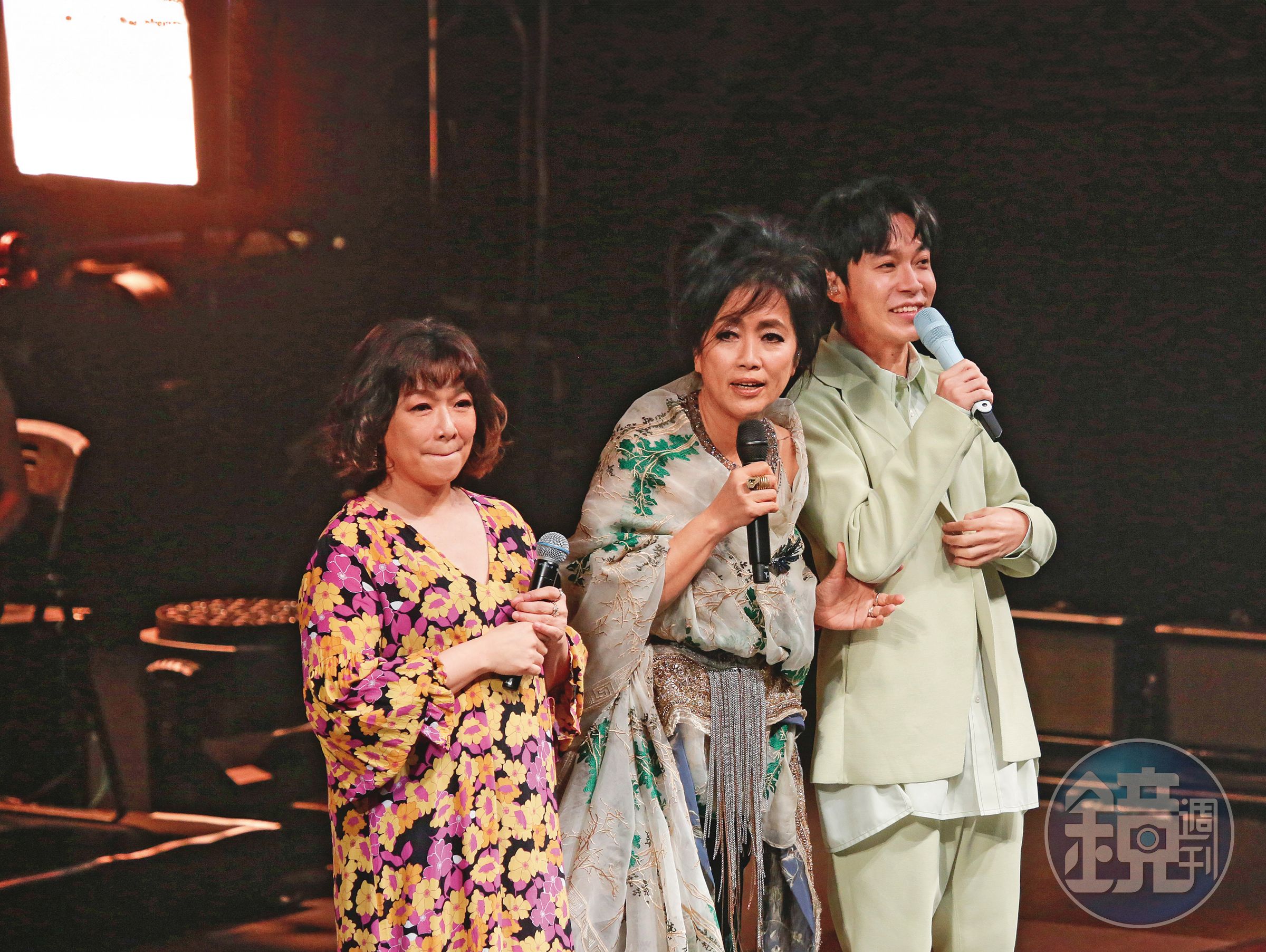 齊豫（中）在國父紀念館舉辦「緣」演唱會，邀來趙詠華（左）、吳青峰（右）助陣。
