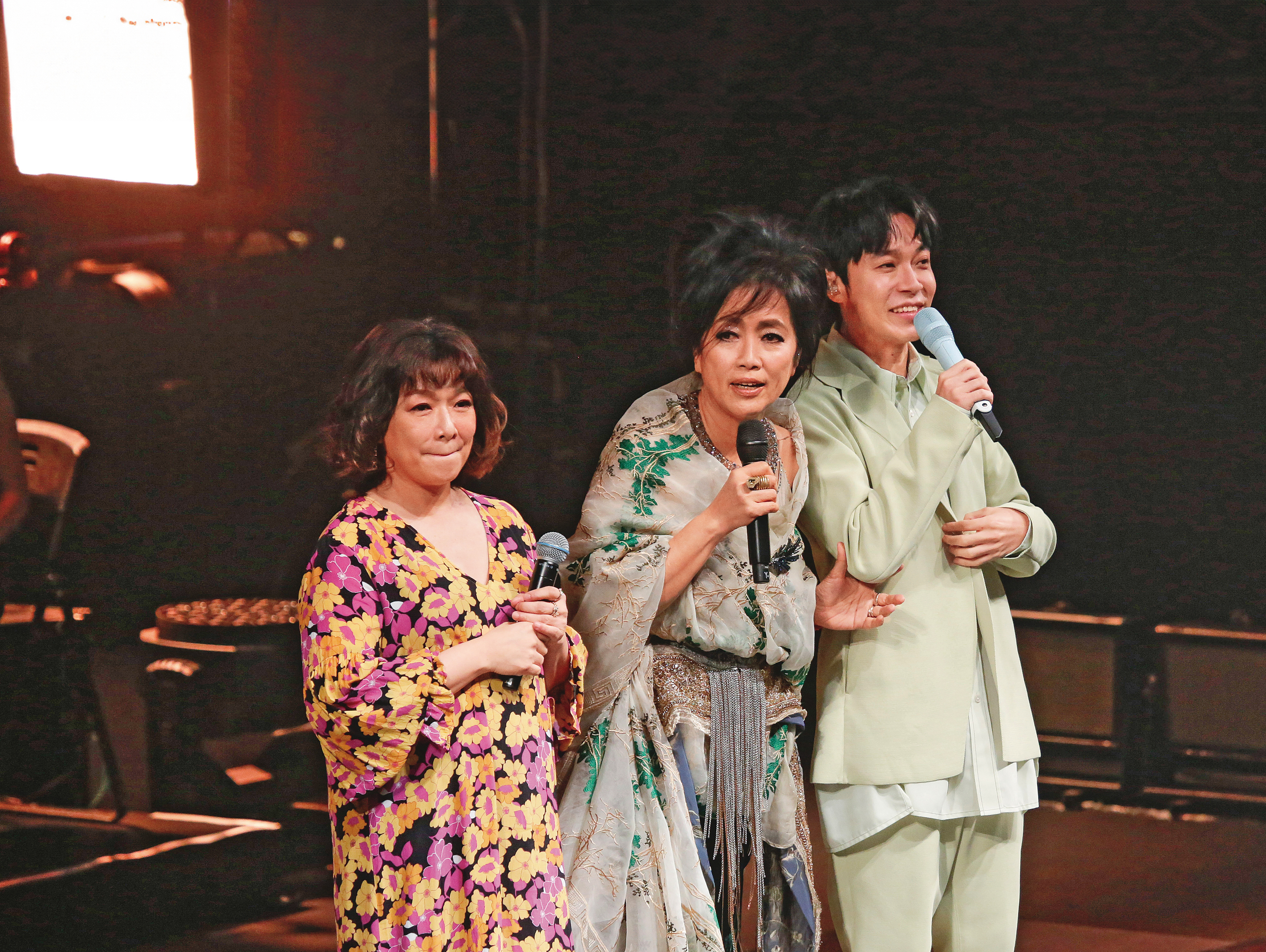 齊豫（中）在國父紀念館舉辦「緣」演唱會，邀來趙詠華（左）、吳青峰（右）助陣。