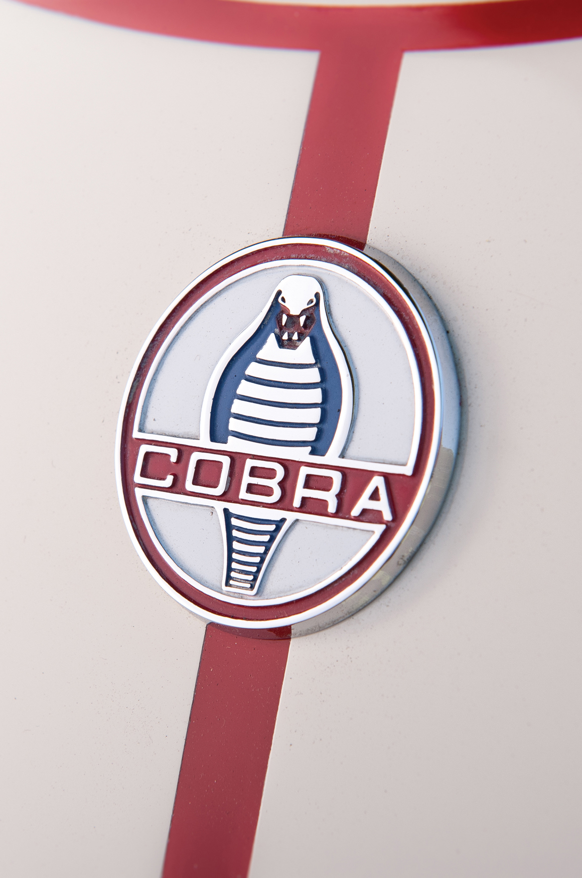 Shelby Cobra的眼鏡蛇車標展現出攻擊姿態，象徵著這款車的強悍性能。