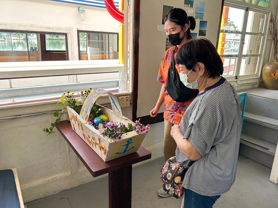 海葬業者船長黃以任為其親屬選擇了海葬。(台南市政府提供)