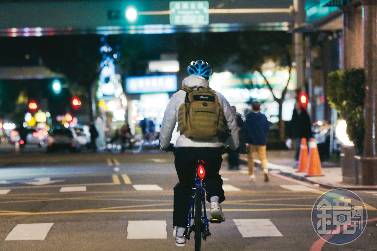1/29 19：21 穿著羽絨服，頭戴安全帽的王力宏，從家裡騎腳踏車出發，前往公司工作