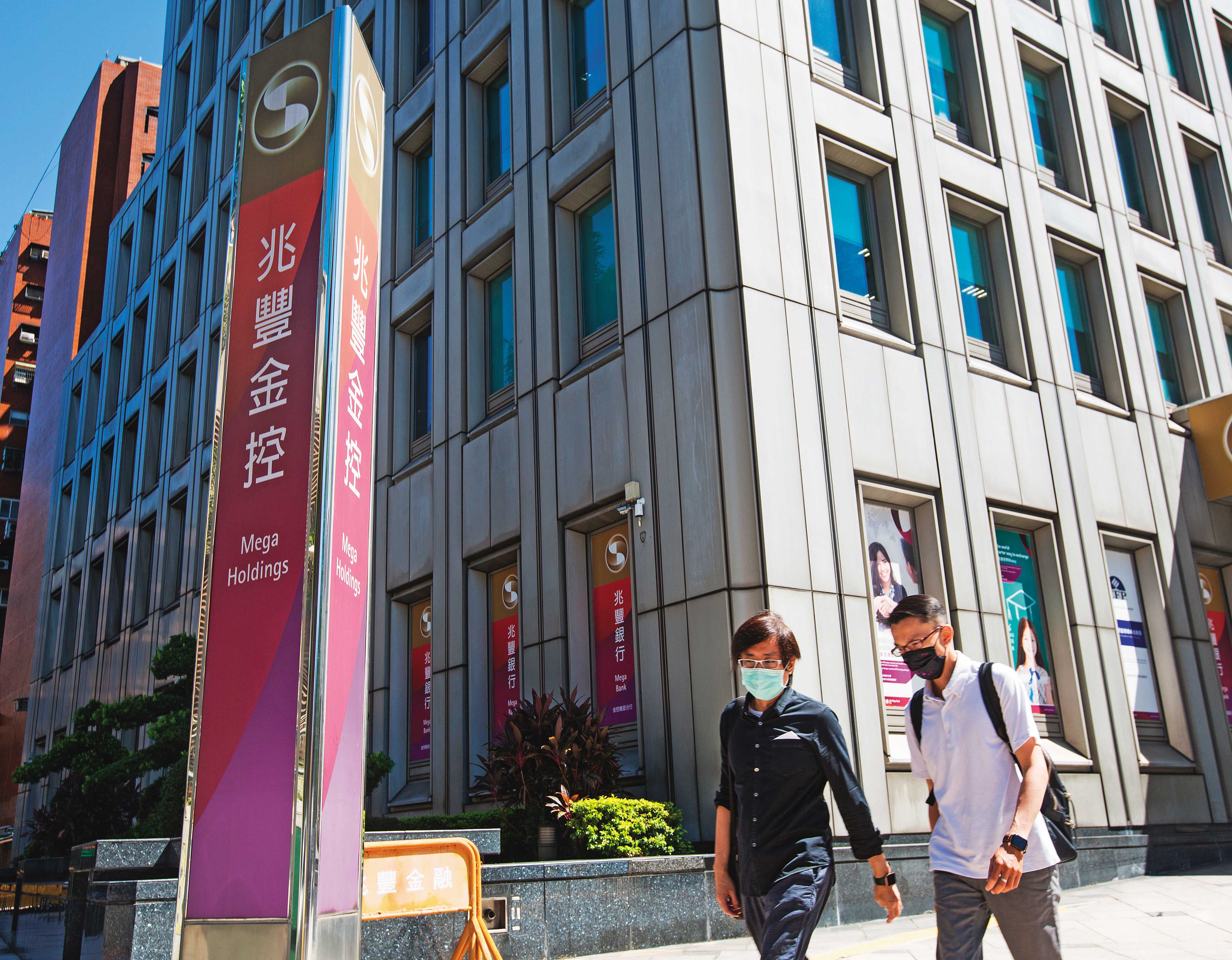 官股金融股如兆豐金、華南金、合庫金等，是投資人可安心領息的標的。