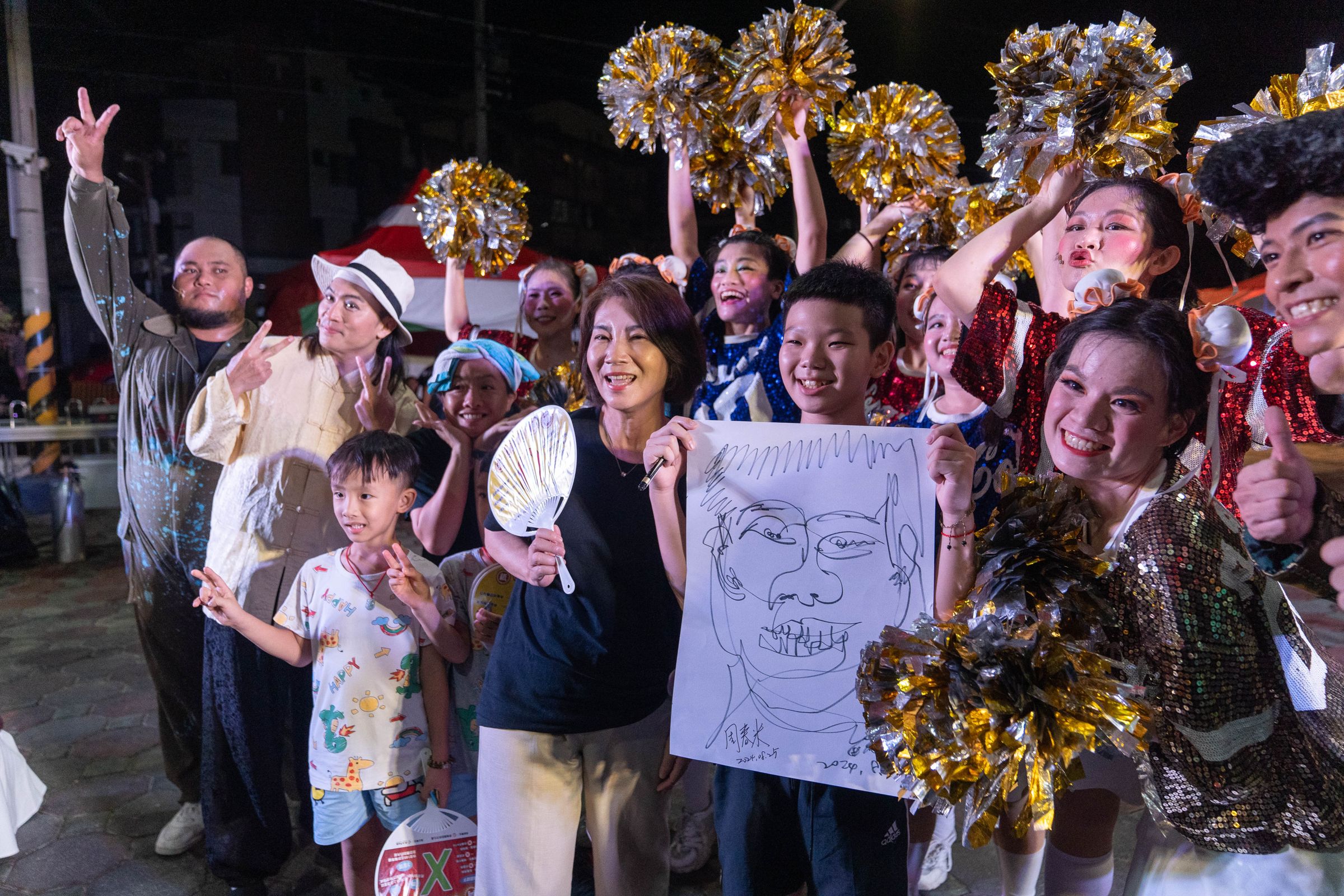 周春米縣長參與屏東落地掃巡演活動，與在地居民及孩子同樂。（紙風車劇團提供）