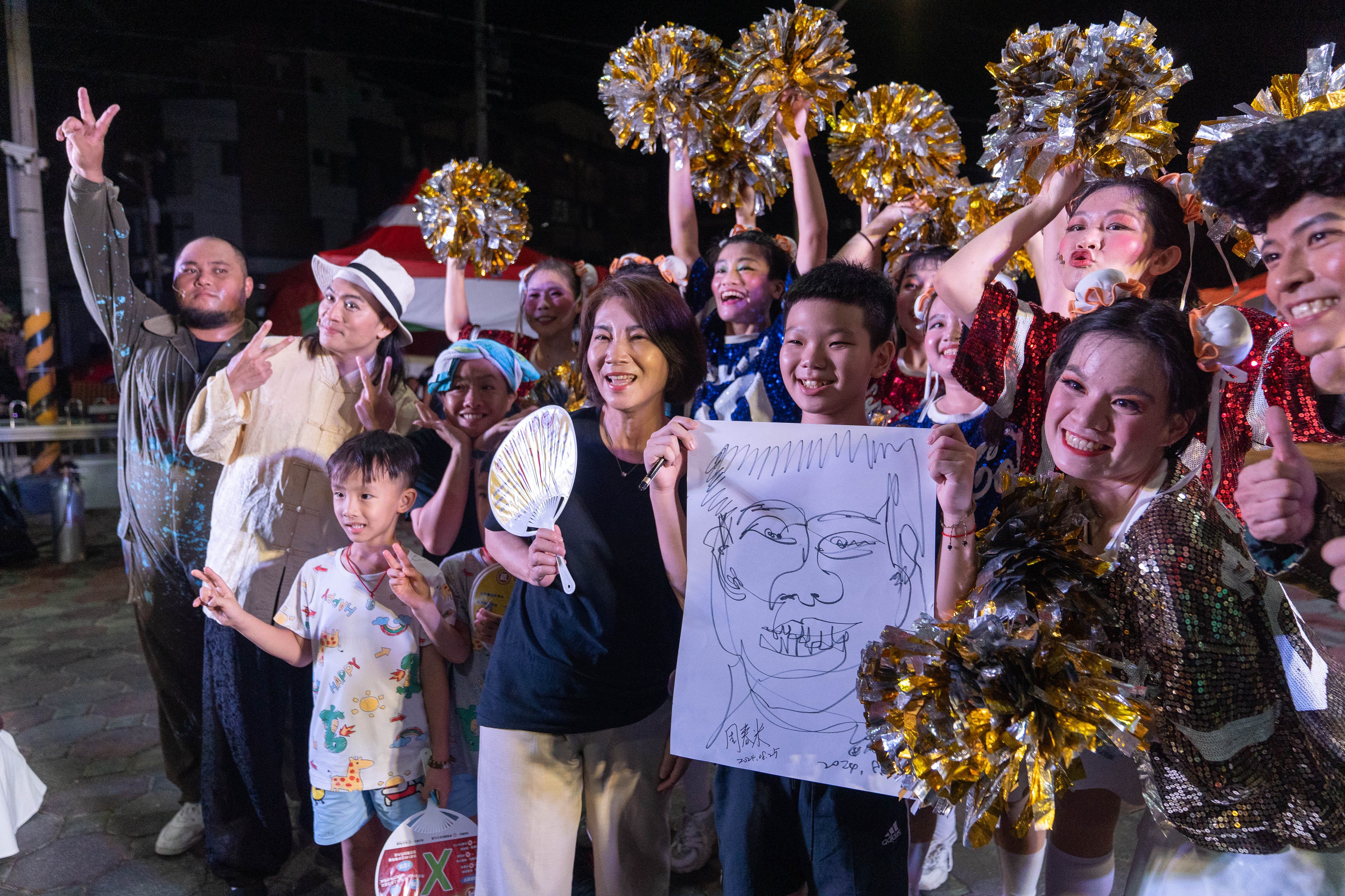 周春米縣長參與屏東落地掃巡演活動，與在地居民及孩子同樂。（紙風車劇團提供）