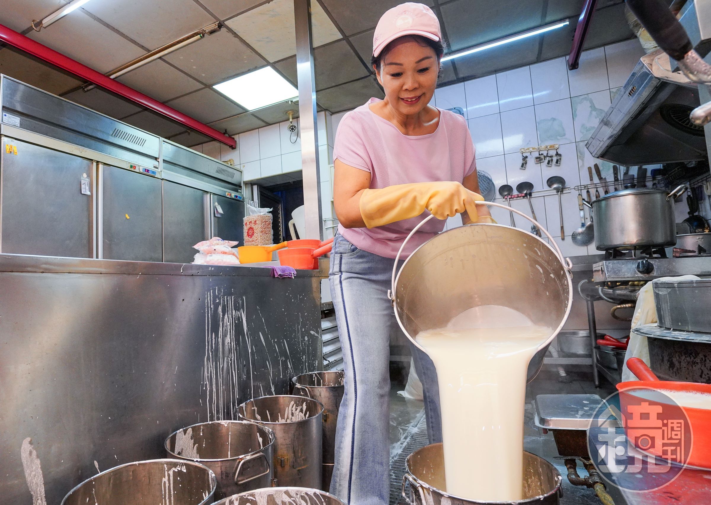 做豆花除了黃豆原料很重要外,如何讓鹽滷凝固劑和濾渣後的熱豆漿充分混合很重要,而沖漿動作就是相當關鍵的技術之一。