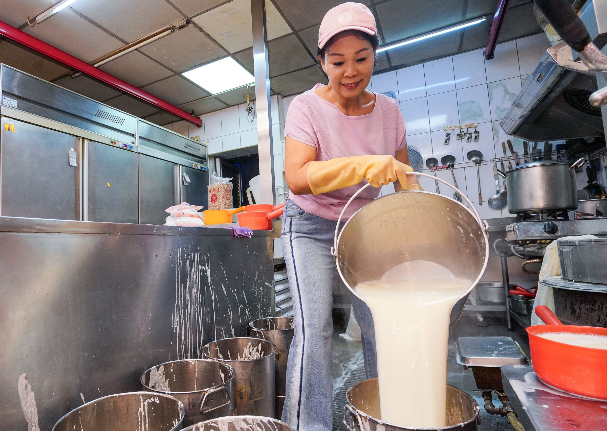 做豆花除了黃豆原料很重要外，如何讓鹽滷凝固劑和濾渣後的熱豆漿充分混合很重要，而沖漿動作就是相當關鍵的技術之一。