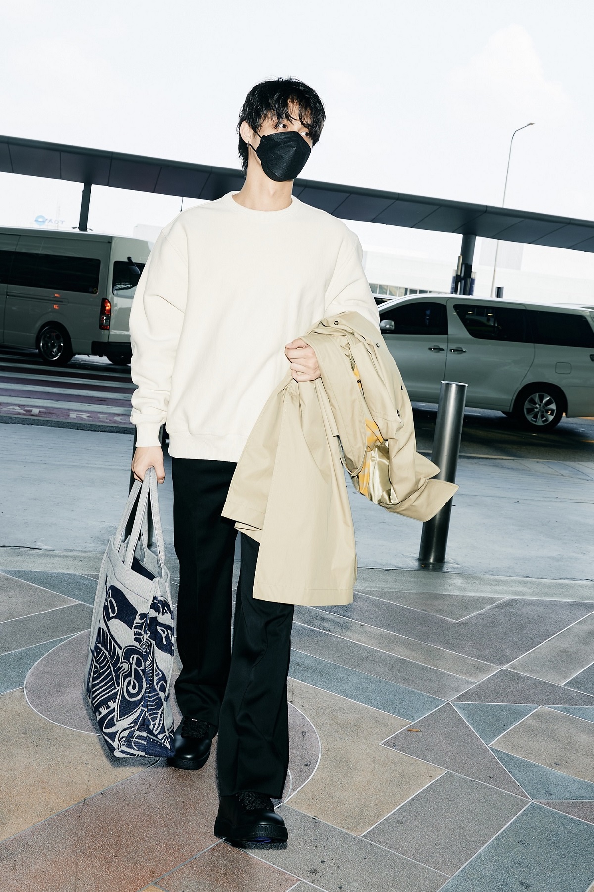 泰國男星Bright Vachirawit是BURBERRY全球品牌大使,可惜口罩完全遮掩了他的好看臉孔。(BURBERRY提供)