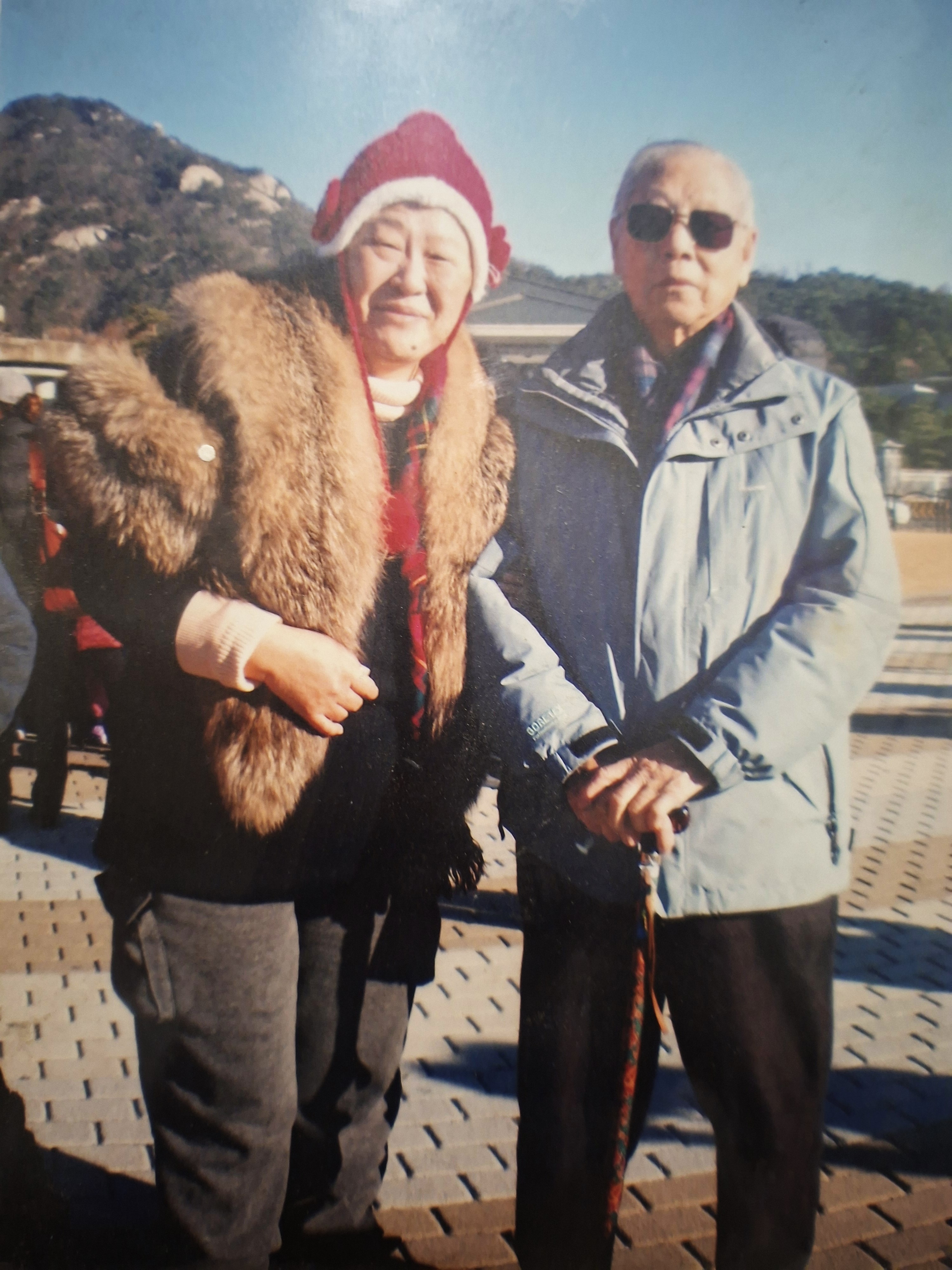 根據百度百科資訊,張志鵬(右)1921年生於中國吉林,18歲赴日本陸軍官校留學,1941年被軍統局長戴笠吸收,加入軍統。並潛伏日軍內部,從事敵後工作。戰後曾任國民政府軍陸戰隊營長,1949年遷台。(孫佩霞提供)