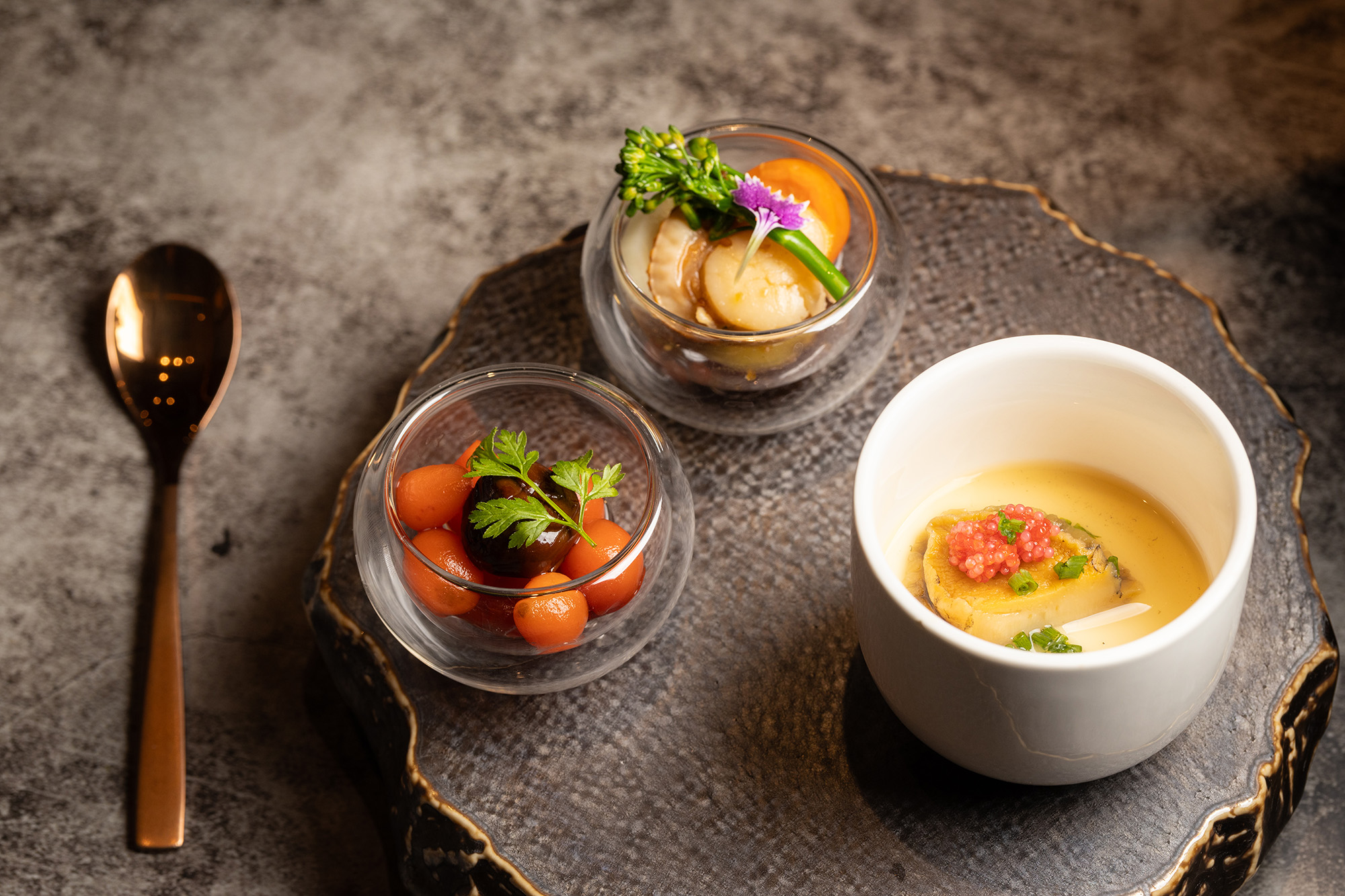日式迎賓小點提供冰梅蘿蔔球、扇貝、鮑魚蒸蛋等開胃小料理。