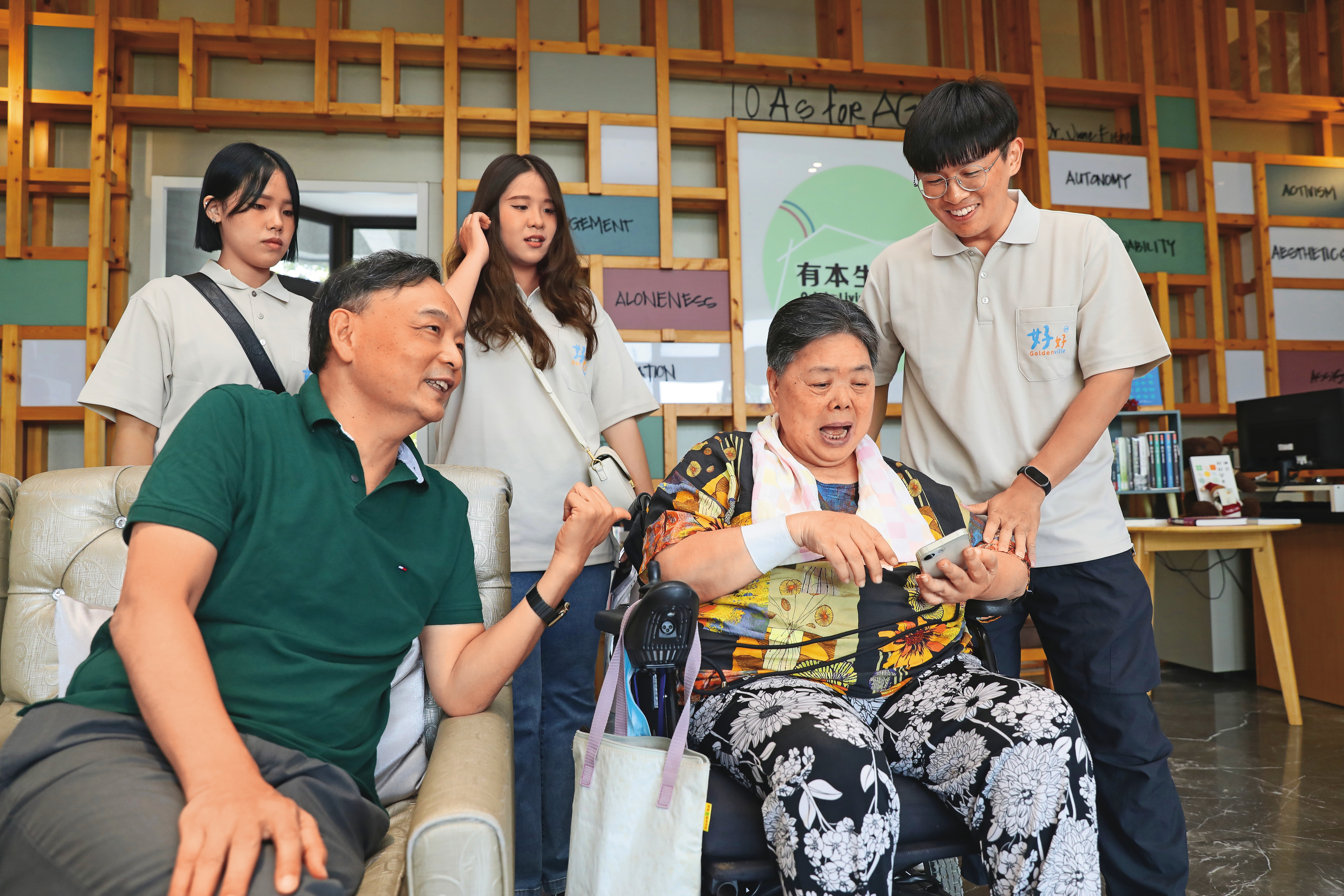 老後生活不只著重醫療照護，而是理財與生活品質的抉擇，專家提出2大模式安享退休。前左為好好園館創辦人紀金山。