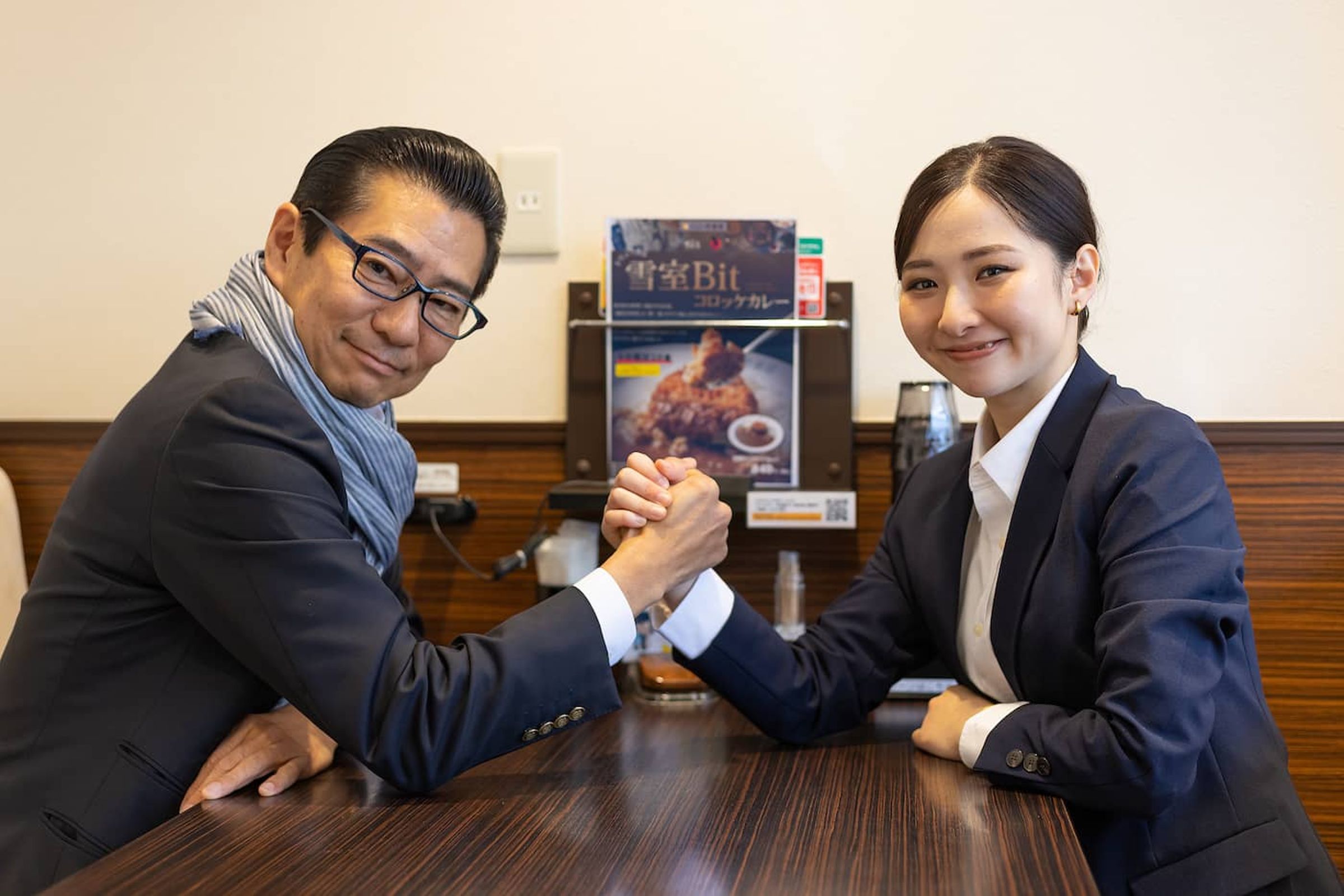 現任社長西牧大輔(左)認為諸澤莉乃(右)有著活力以及燦爛的笑容,非常值得信賴。(翻攝自SkyScraper官網)