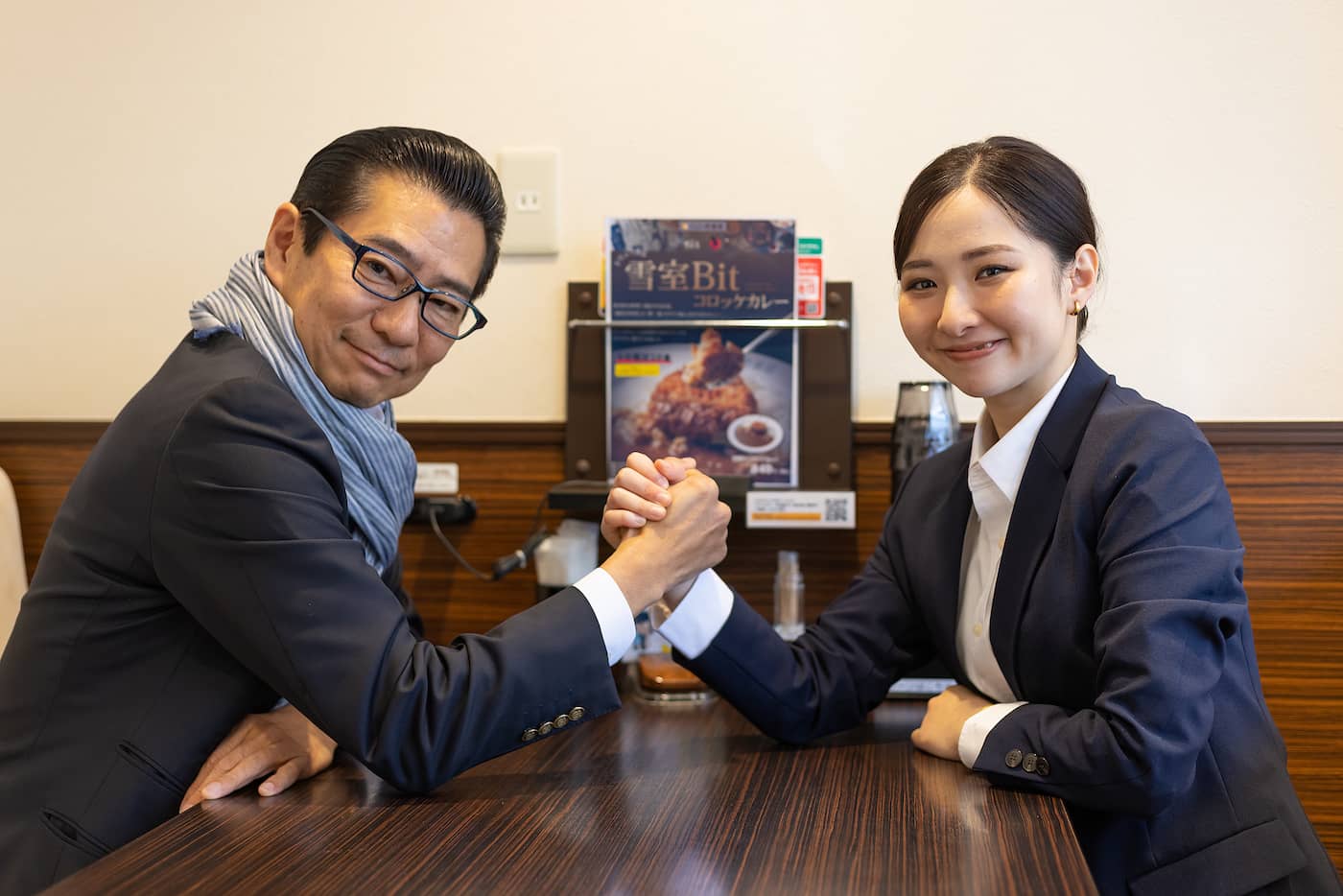 現任社長西牧大輔(左)認為諸澤莉乃(右)有著活力以及燦爛的笑容,非常值得信賴。(翻攝自SkyScraper官網)