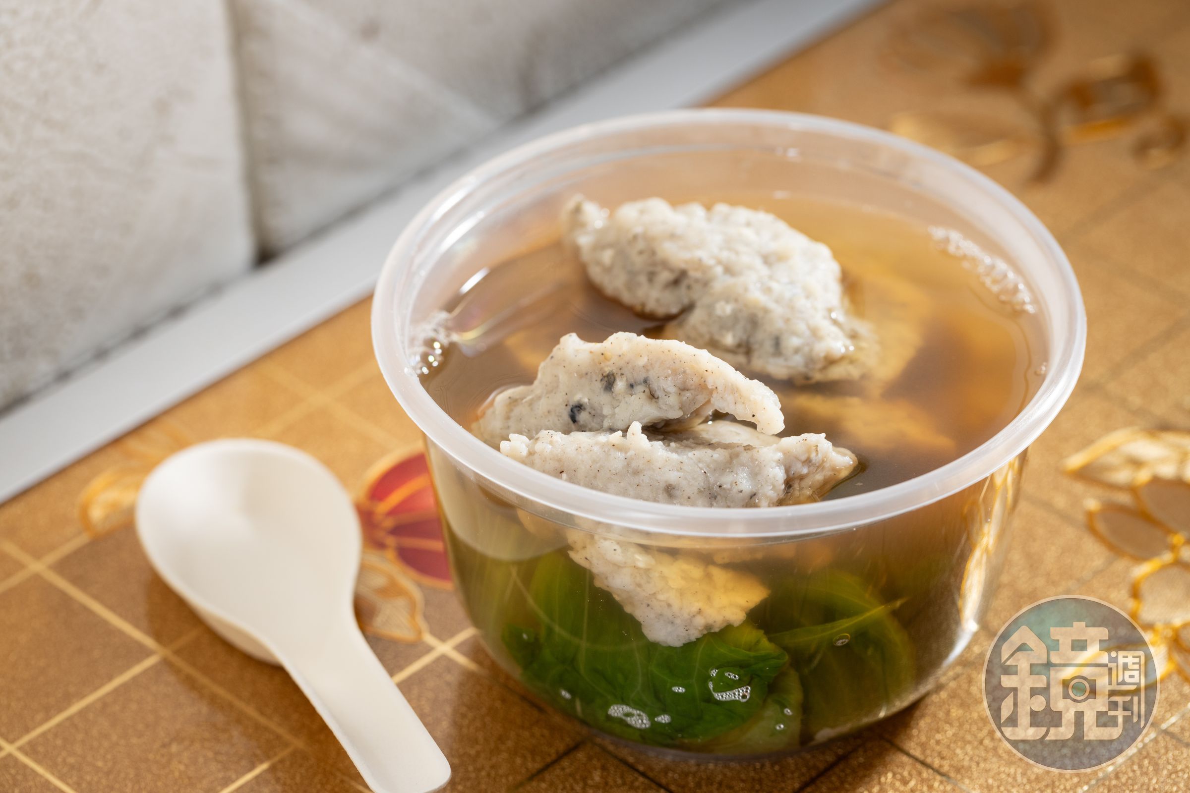 「幸福美食」被饕客視作誠信的佛心店家，以不摻料的純鯪魚肉打製生菜魚肉，配上鮮美的大地魚湯。