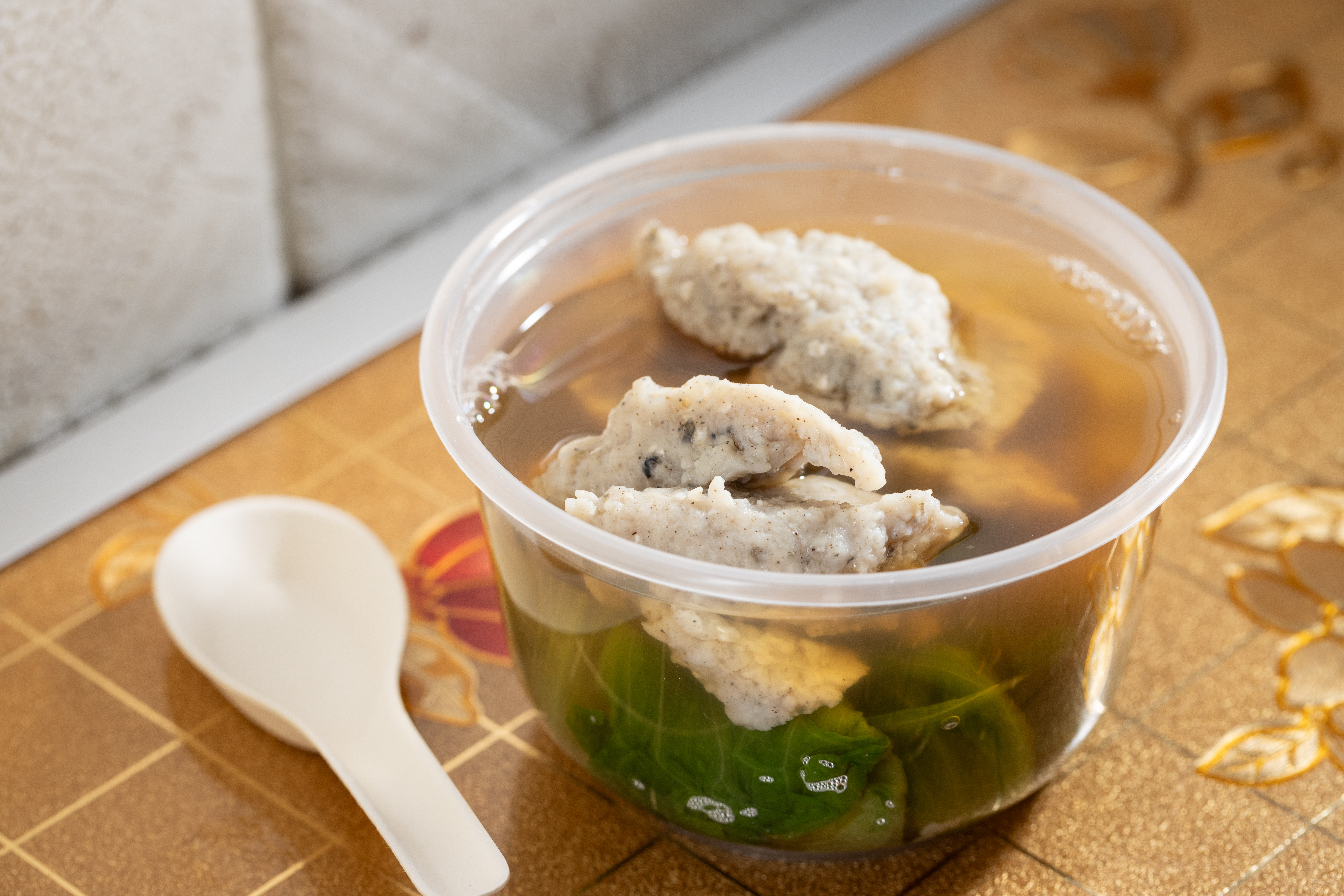 「幸福美食」被饕客視作誠信的佛心店家，以不摻料的純鯪魚肉打製生菜魚肉，配上鮮美的大地魚湯。