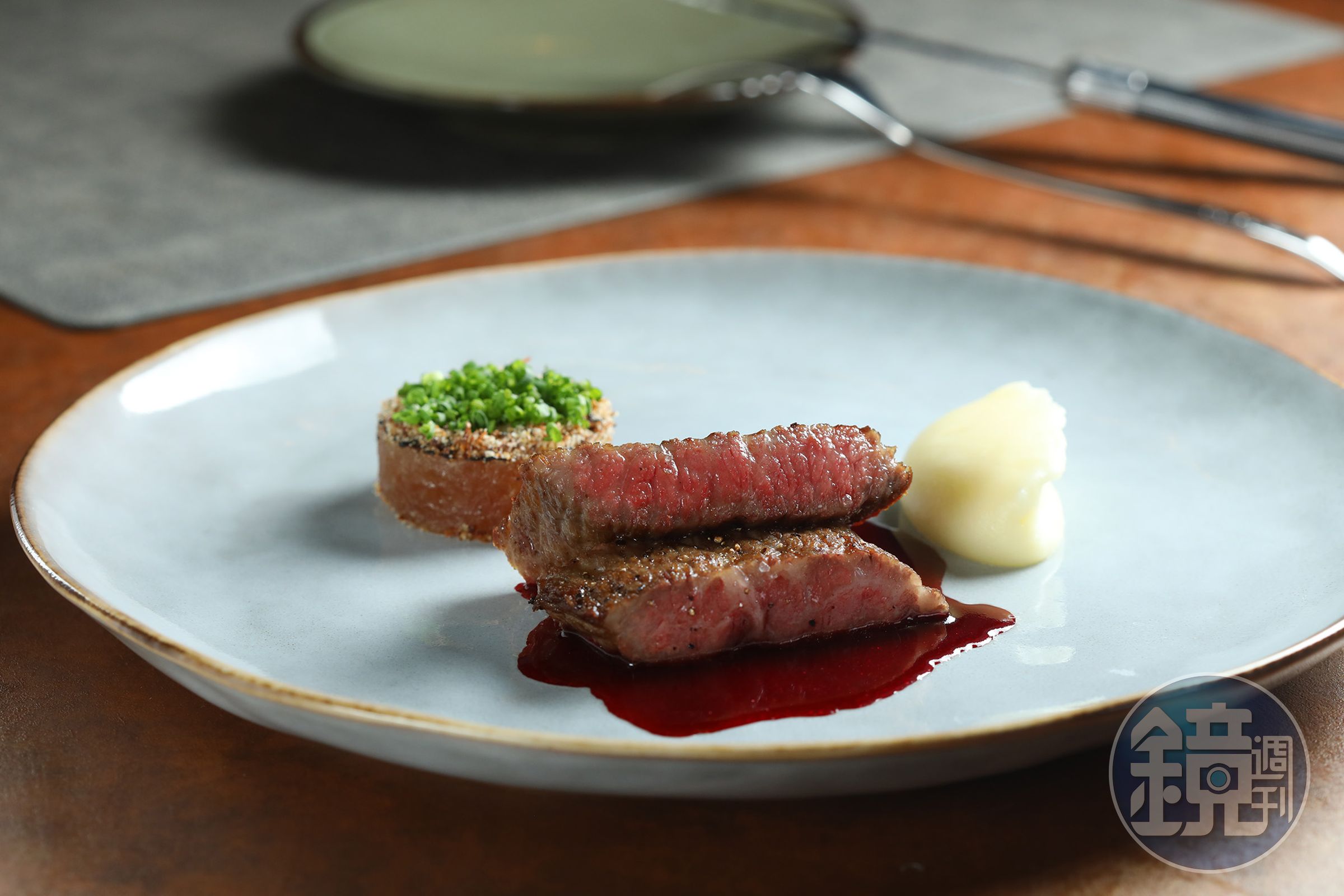 「直火1954 Bar & Grill」主廚利用油煎與炭火，讓「A5和牛、甜菜、粉紅胡椒」的牛肉口感細膩，油脂豐腴。（1,800元套餐主菜）