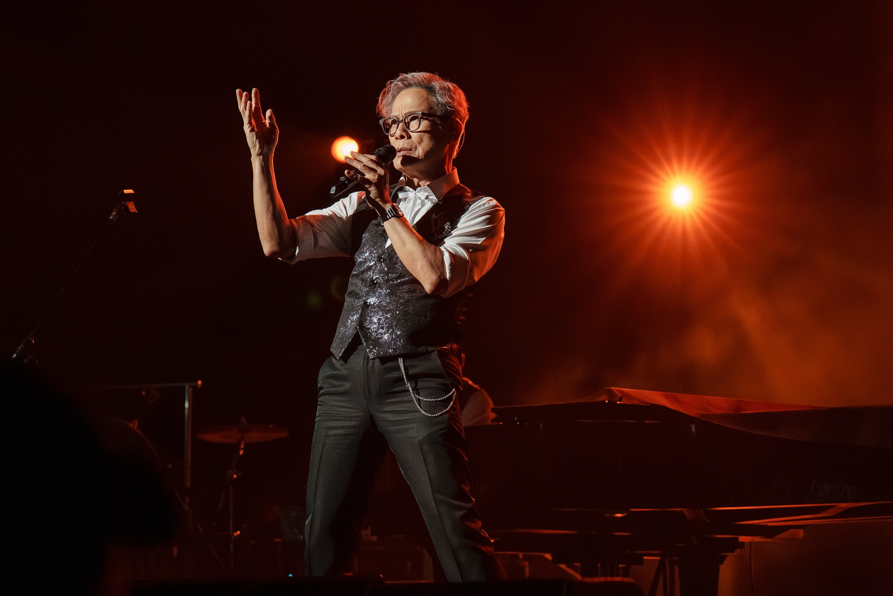 羅大佑宣布推出融合古典與流行演出型態的《四季戀紅交響宴音樂會》演出。(大右音樂提供)