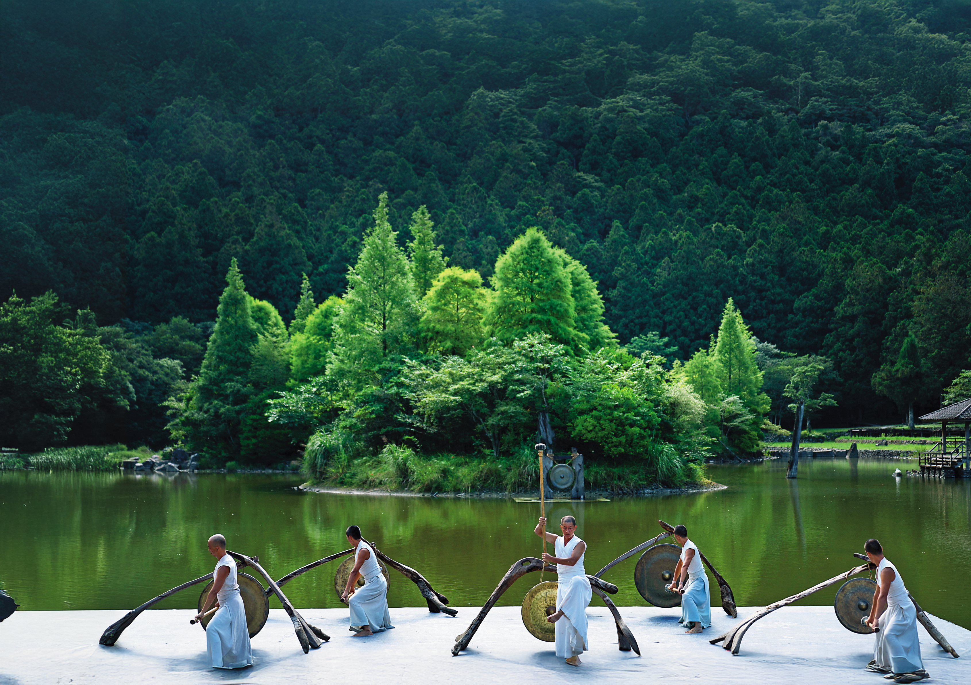 在明池水劇場重現經典劇目《聽海之心》，演繹水與生命的故事。中為黃誌群。（牽猴子提供）