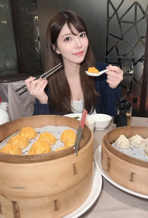 上原亞衣受邀來台參加活動,空檔時逛饒河夜市吃美食。(翻攝IG@ ai_uehara_ex)