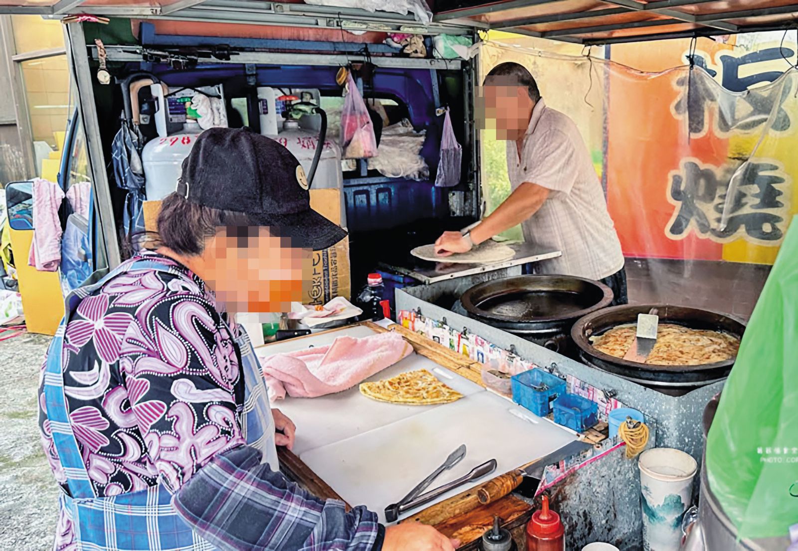 廖姓夫妻生前在新北三重賣蔥油餅，因為物美價廉，生意不錯。（翁翁旅食空間臉書粉專提供）