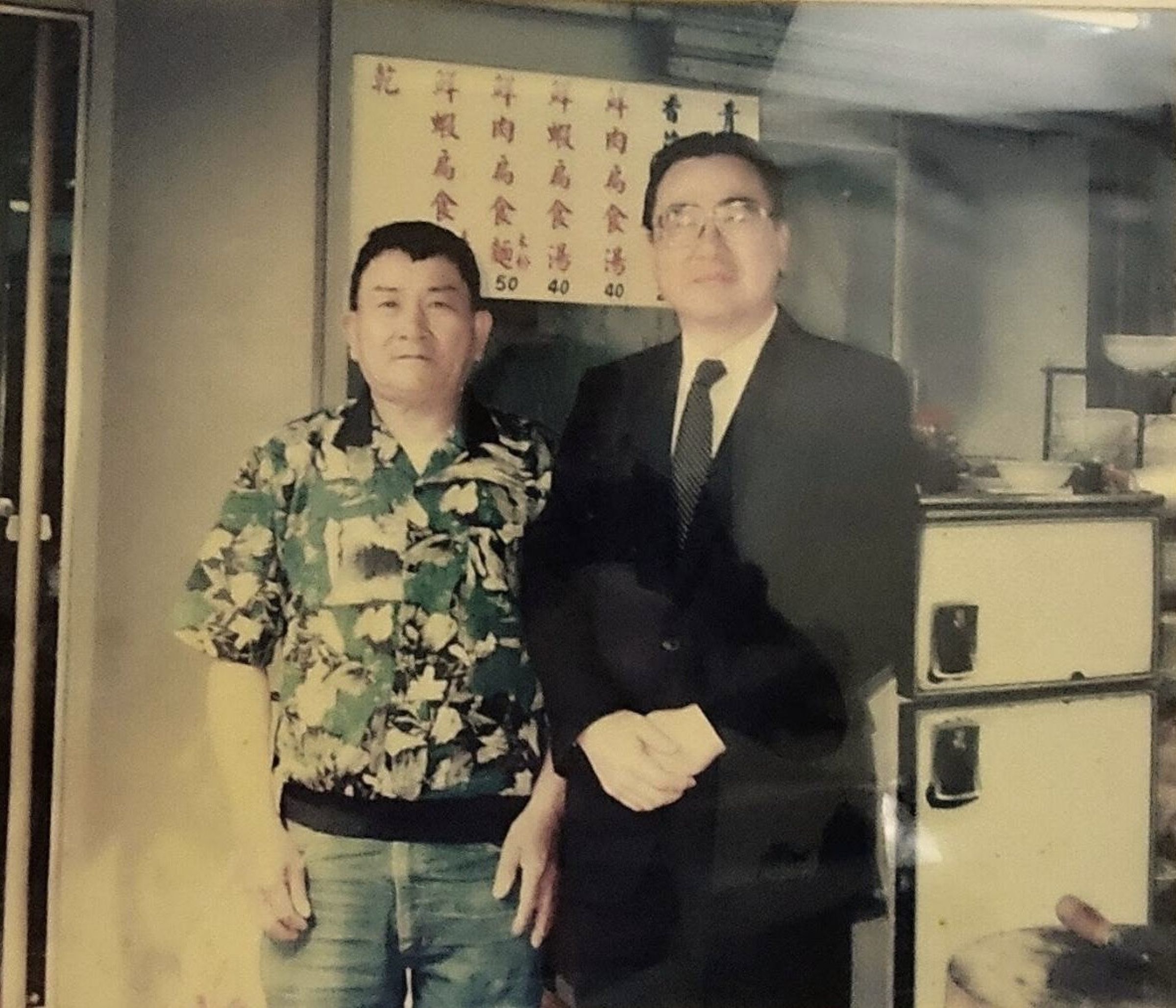 前總統府副祕書長邱進益（右）曾一星期要來吃三、四次。左為林進泰的父親。（林進泰提供）