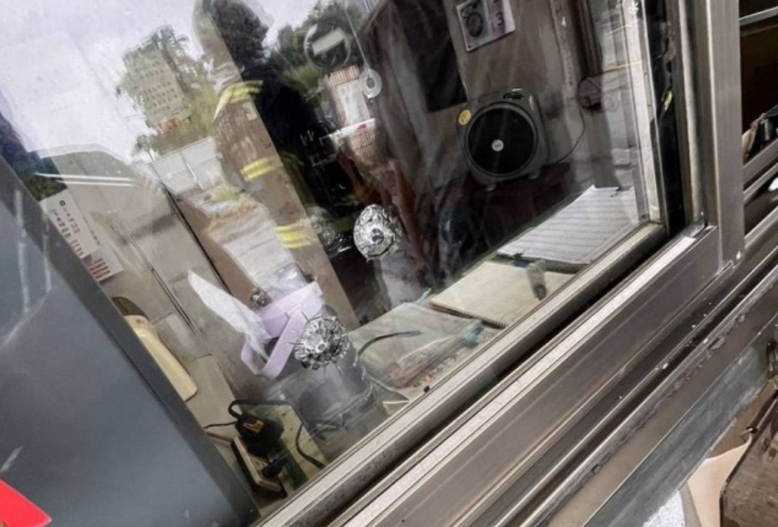 台中市文心拖吊保管場2日中午遭空氣槍射擊，24歲女保全中彈受傷。（翻攝畫面）