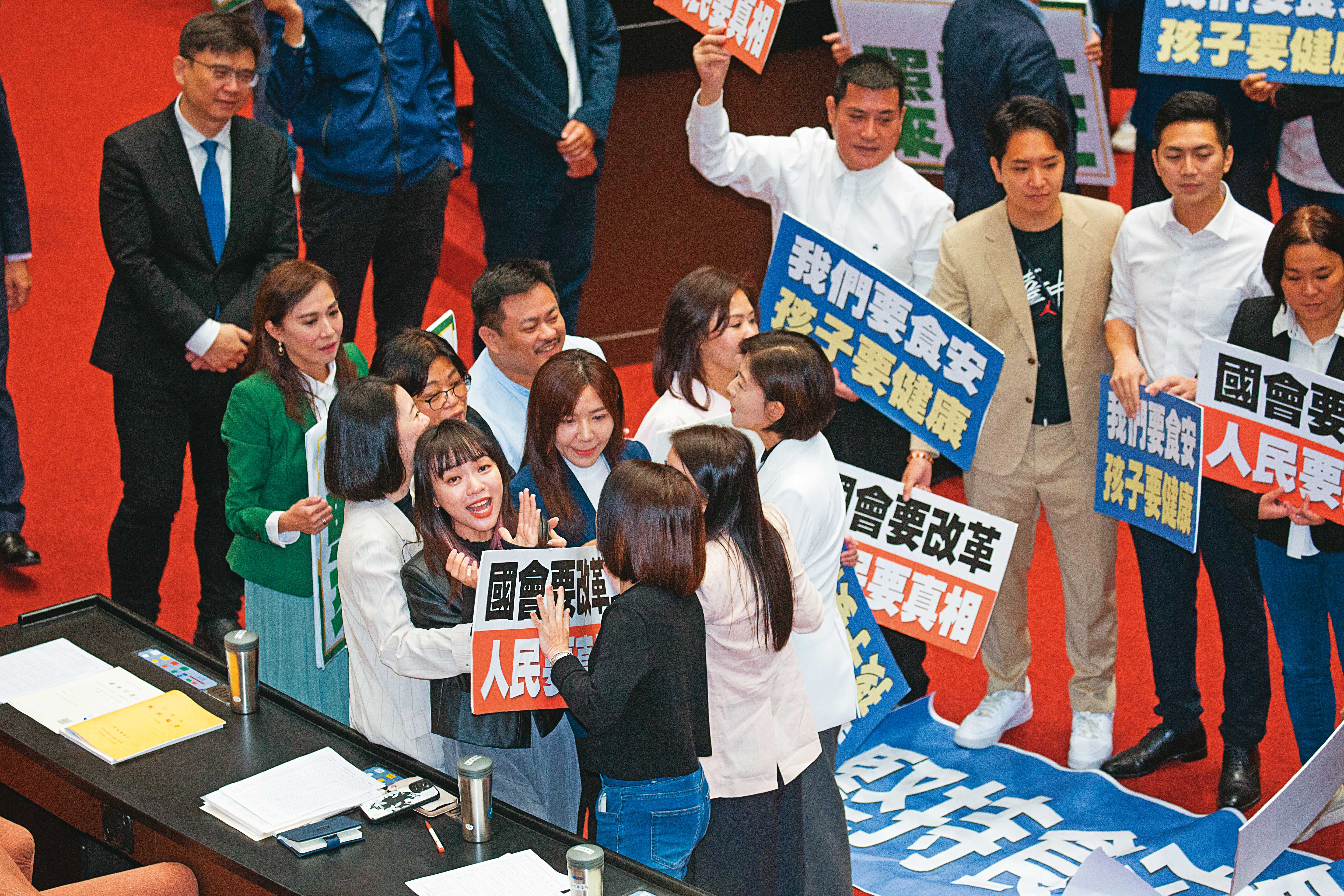 朝野對抗態勢一再升高，如今演變成罷免大戰。
