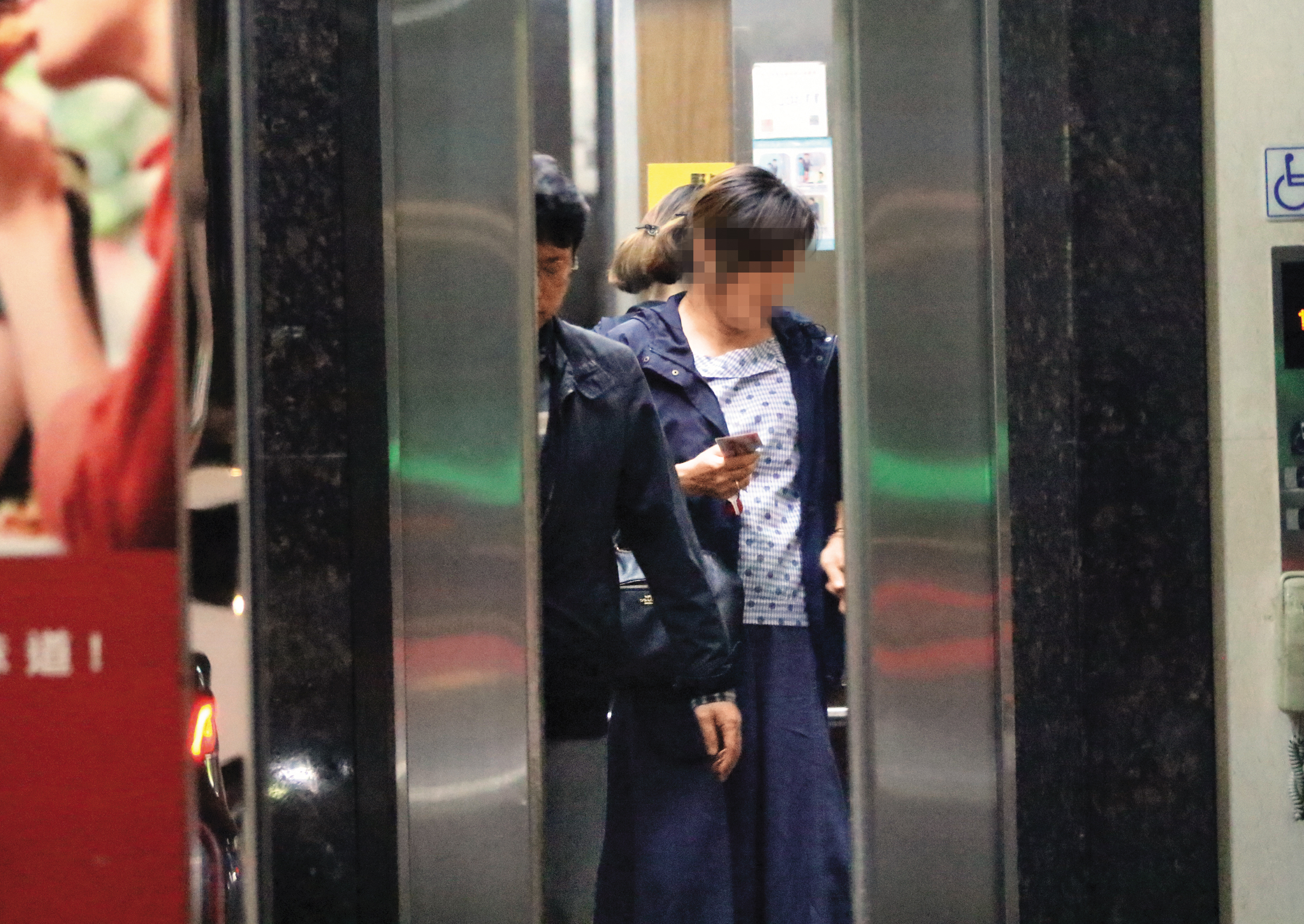 6月25日20：03，兩人走進電梯，準備去停車場牽車。