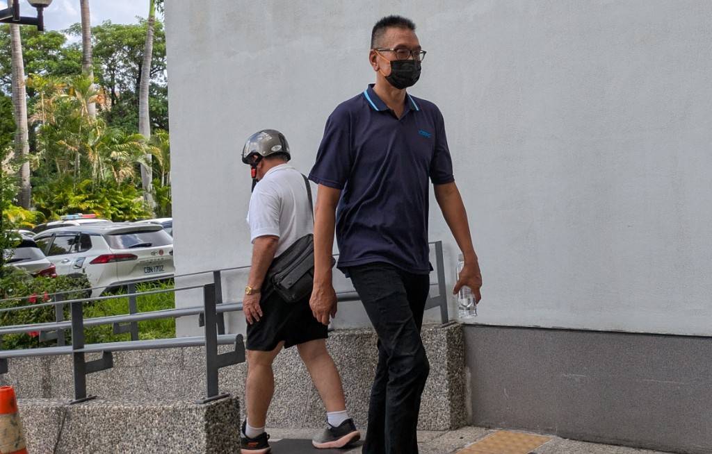 中聯油脂總經理余凌冲手握礦泉水獨自一人出庭。（鄧玉瑩攝影）