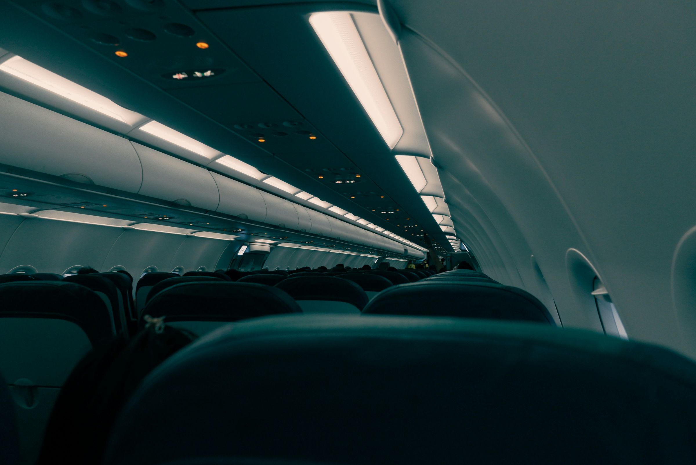 飛機起飛時為什麼要把燈光調暗？背後跟飛安SOP有關。（示意圖，Unsplash）
