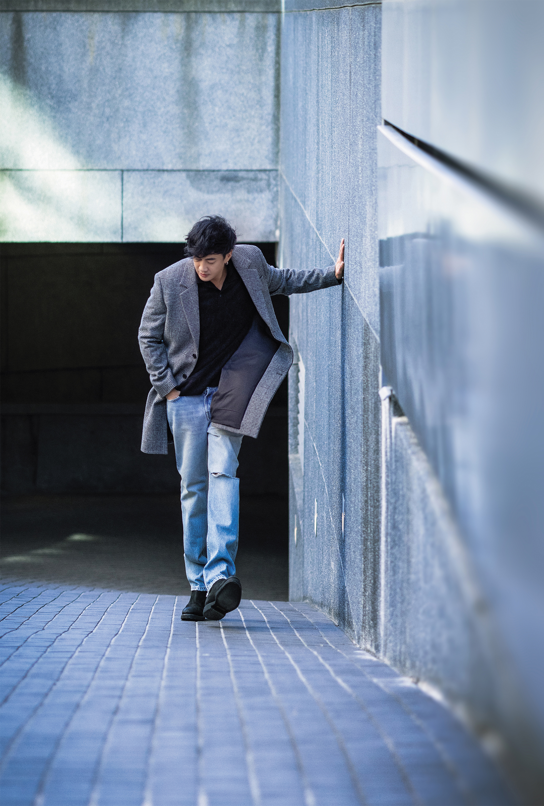 導演的新作《不如海邊吹吹風》,不是何潤東慣常的黑暗面向,所以何潤東練習把自己的感受放大,「時常去把內心打開,有時我看他們演戲,我自己都哭了。」