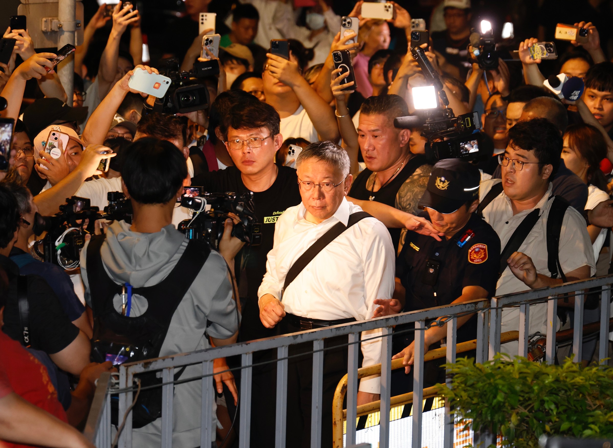 柯文哲凌晨獲無保請回，民眾黨立委與大批支持者熱烈歡呼迎接。