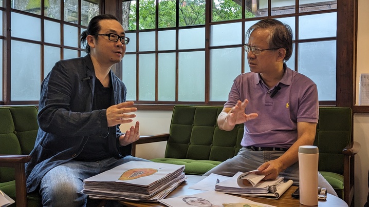 台文館前館長廖振富（右）樂見越來越多台灣文學改編的漫畫問世。（前衛出版社提供）